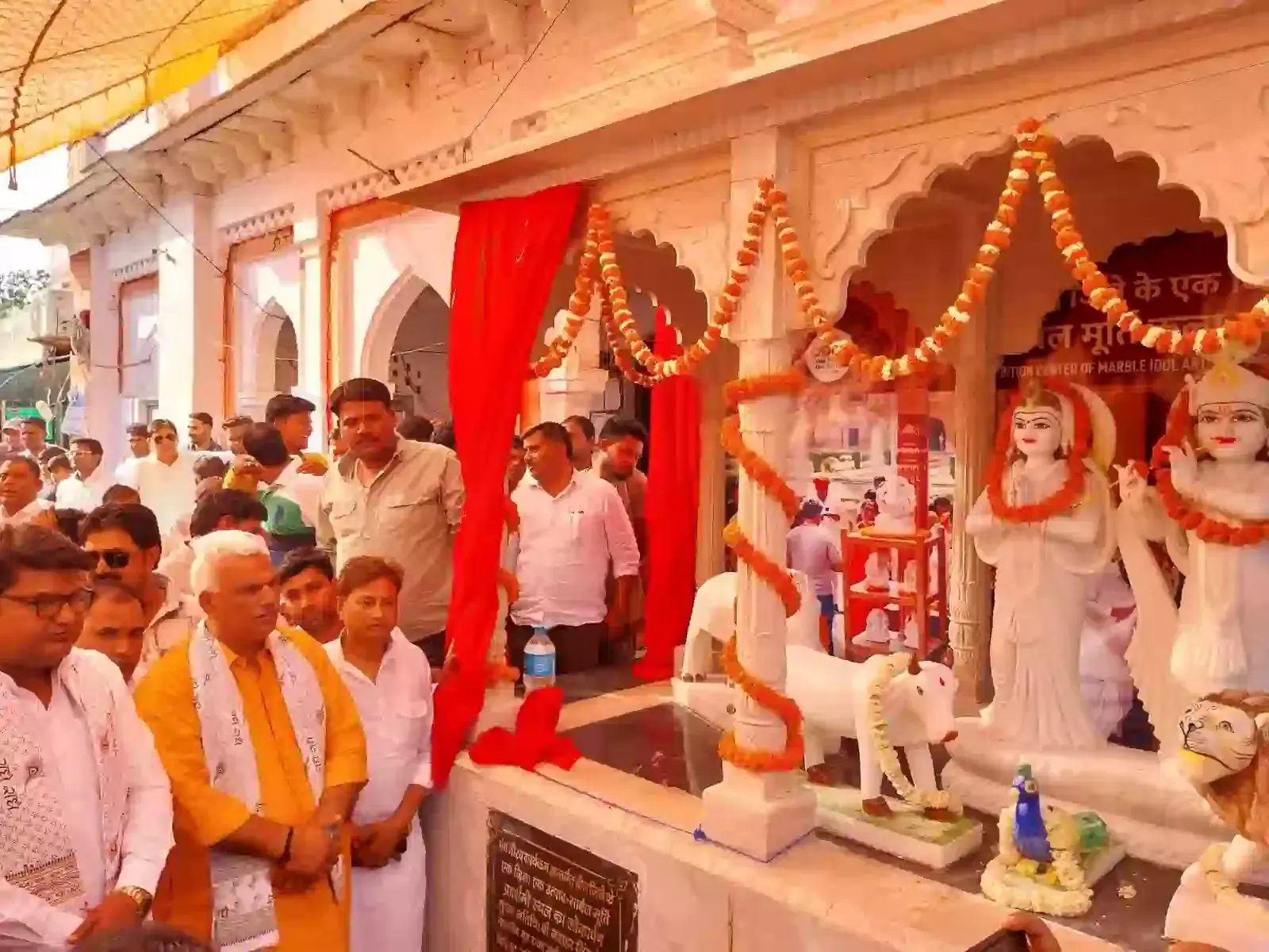 डीग में नवनिर्मित मार्बल मूर्ति प्रदर्शनी स्थल का लोकार्पण करते मंत्री जवाहर सिंह बेढ़म और विधायक डॉ. शैलेश सिंह। डीग में नवनिर्मित मार्बल मूर्ति प्रदर्शनी स्थल का लोकार्पण करते मंत्री जवाहर सिंह बेढ़म और विधायक डॉ. शैलेश सिंह।