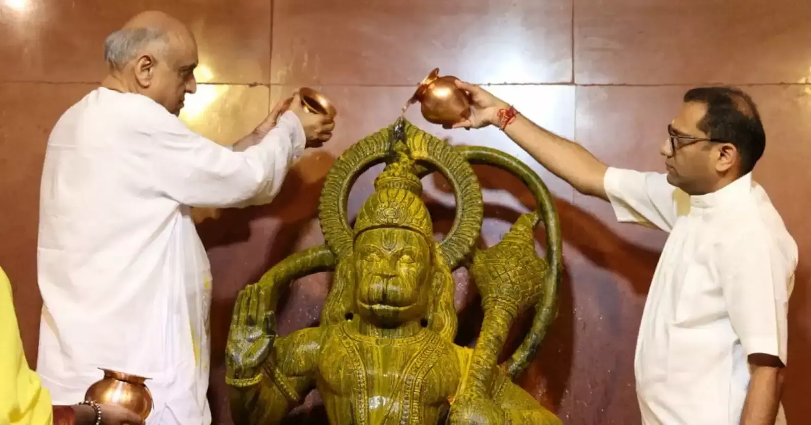 ब्यावर के श्री सीमेंट हनुमान मंदिर में कथा कहते स्वामी गोविंद देव गिरी महाराज और उपस्थित श्रद्धालु। ब्यावर के श्री सीमेंट हनुमान मंदिर में कथा कहते स्वामी गोविंद देव गिरी महाराज और उपस्थित श्रद्धालु।