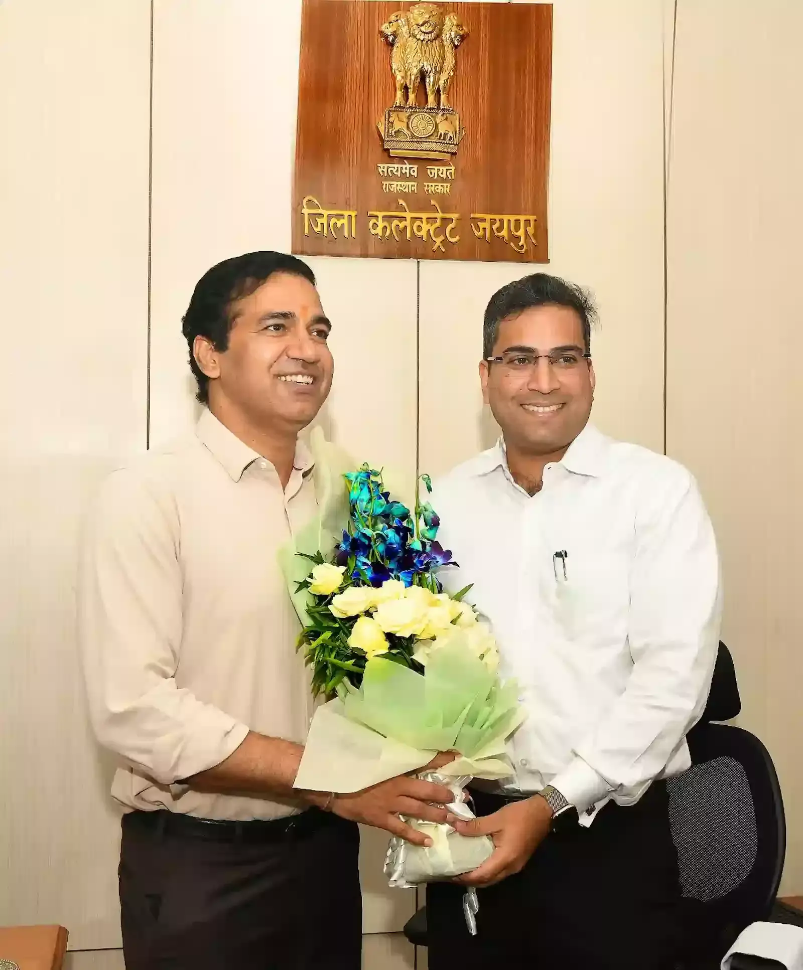 जयपुर कलेक्ट्रेट में डॉ. जितेन्द्र कुमार सोनी से जिला कलक्टर पद का कार्यभार ग्रहण करते हुए श्री संदेश नायक। जयपुर कलेक्ट्रेट में डॉ. जितेन्द्र कुमार सोनी से जिला कलक्टर पद का कार्यभार ग्रहण करते हुए श्री संदेश नायक।