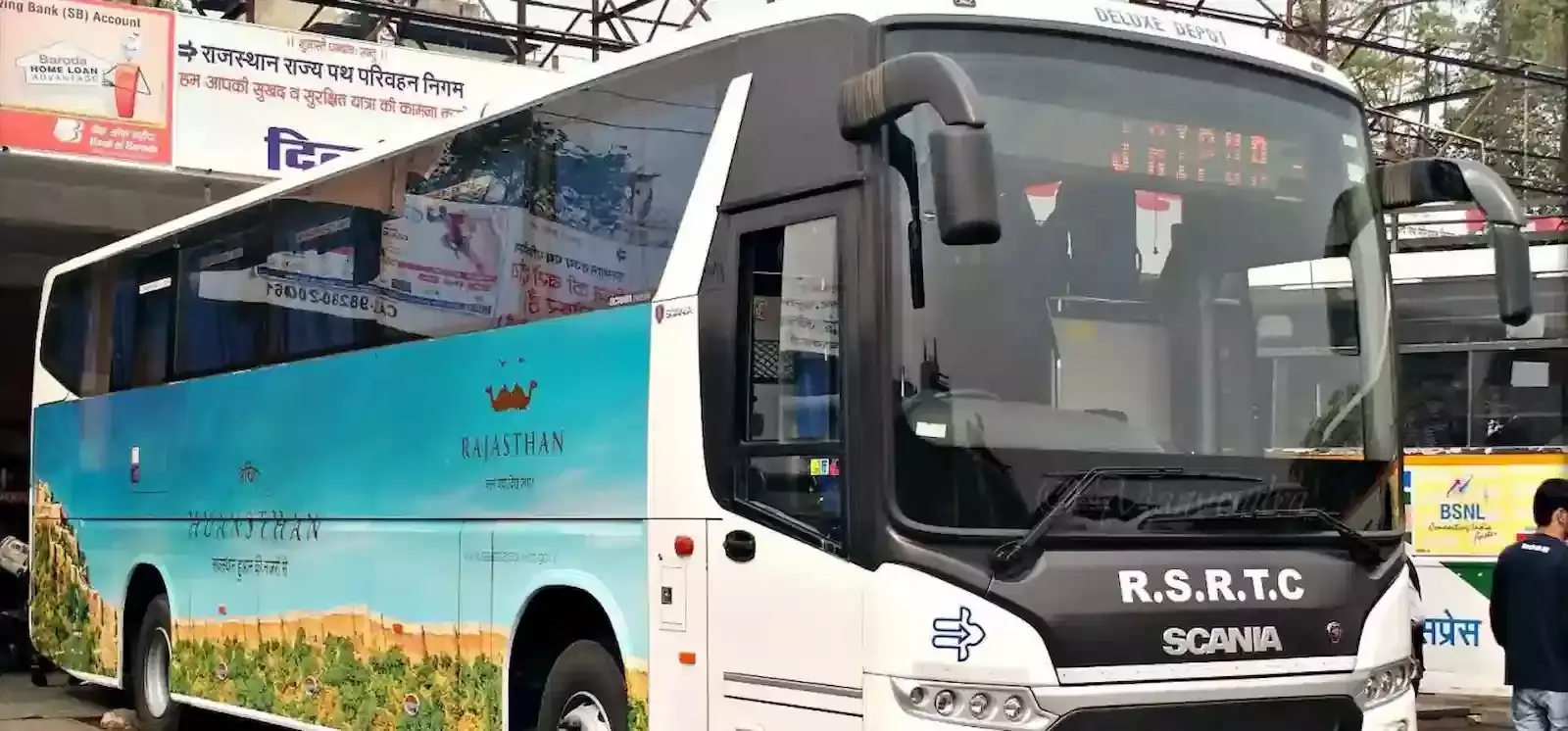जयपुर में राजस्थान रोडवेज मुख्यालय के बाहर भर्ती प्रक्रिया और दस्तावेज सत्यापन हेतु एकत्रित हुए अभ्यर्थियों की कतार। जयपुर में राजस्थान रोडवेज मुख्यालय के बाहर भर्ती प्रक्रिया और दस्तावेज सत्यापन हेतु एकत्रित हुए अभ्यर्थियों की कतार।