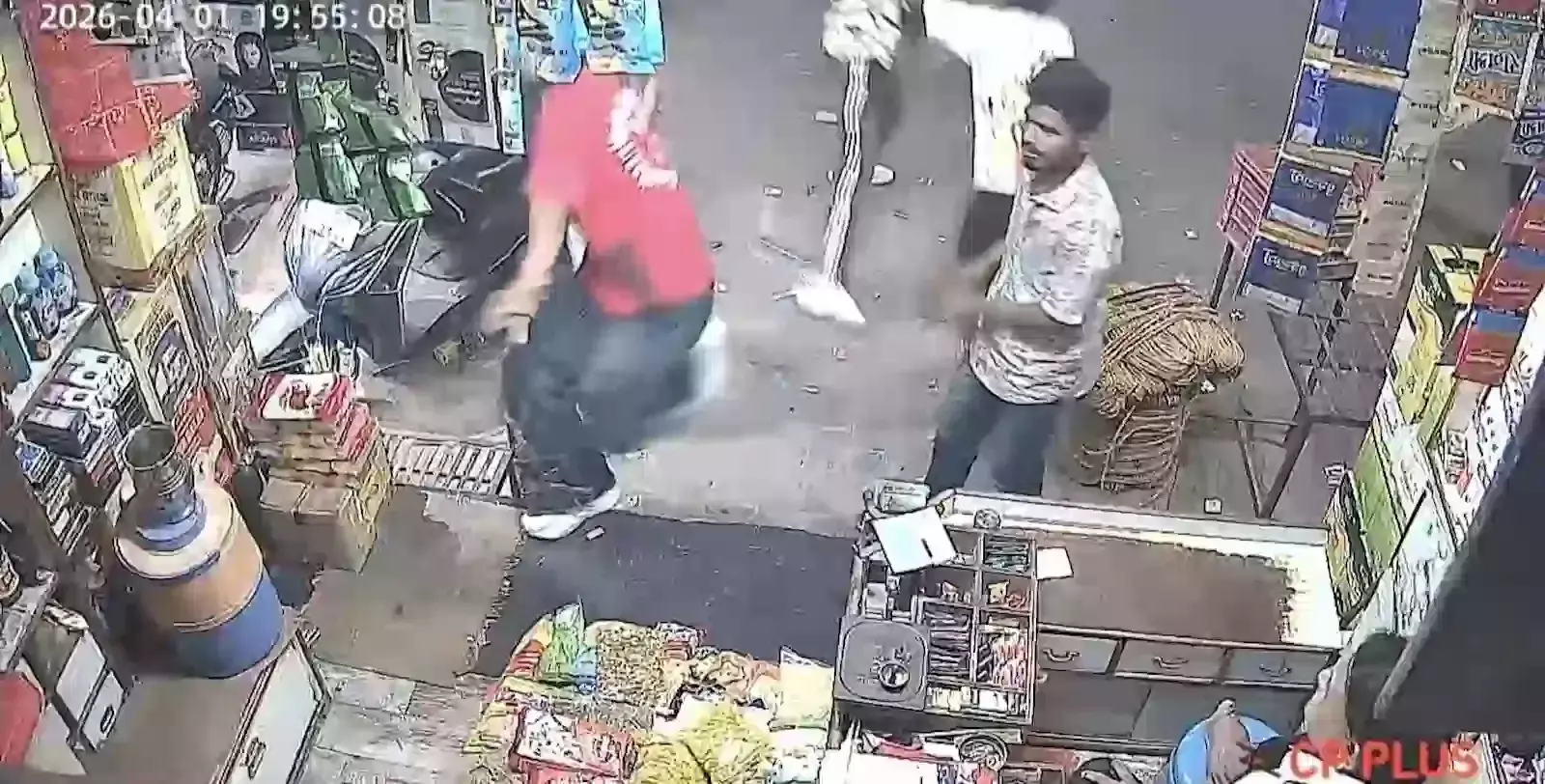 बारां के अस्पताल रोड पर पुलिस कार्रवाई और एकत्रित हुए व्यापारियों के समूह की प्रतीकात्मक तस्वीर। बारां के अस्पताल रोड पर पुलिस कार्रवाई और एकत्रित हुए व्यापारियों के समूह की प्रतीकात्मक तस्वीर।