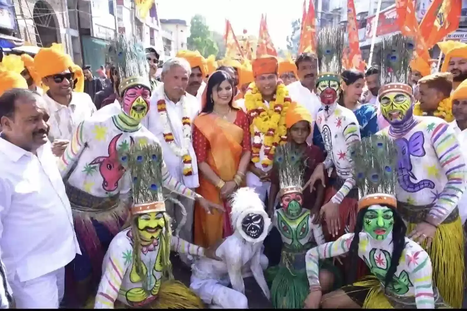 बारां में हनुमान जन्मोत्सव पदयात्रा के दौरान सड़क पर उमड़ी हजारों श्रद्धालुओं की भीड़ और गूंजते जयकारे। बारां में हनुमान जन्मोत्सव पदयात्रा के दौरान सड़क पर उमड़ी हजारों श्रद्धालुओं की भीड़ और गूंजते जयकारे।
