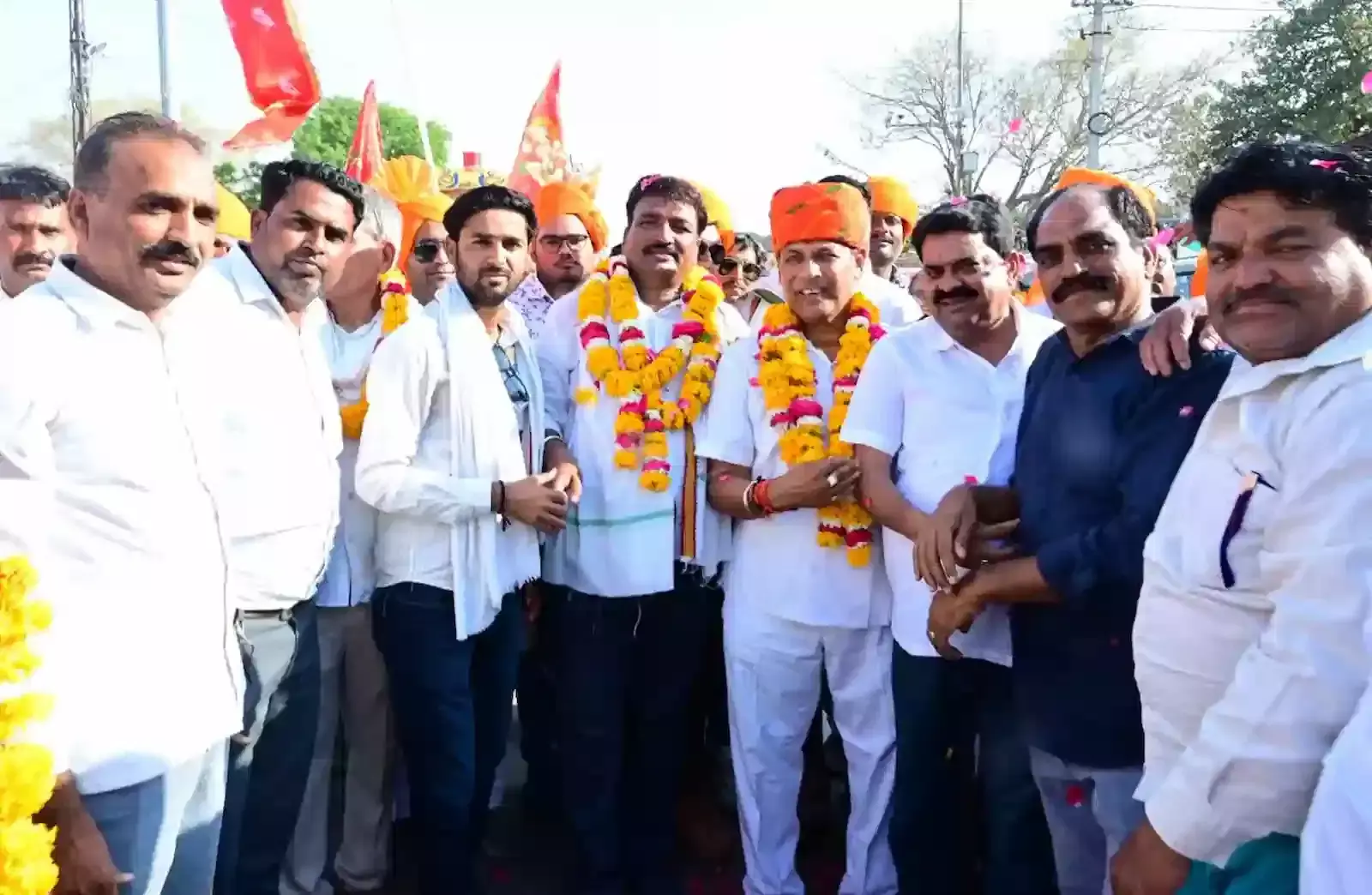 बारां के डोल मेला ग्राउंड पर हनुमान जन्मोत्सव पदयात्रा का स्वागत करते विधायक प्रमोद जैन भाया और कांग्रेस कार्यकर्ता। बारां के डोल मेला ग्राउंड पर हनुमान जन्मोत्सव पदयात्रा का स्वागत करते विधायक प्रमोद जैन भाया और कांग्रेस कार्यकर्ता।