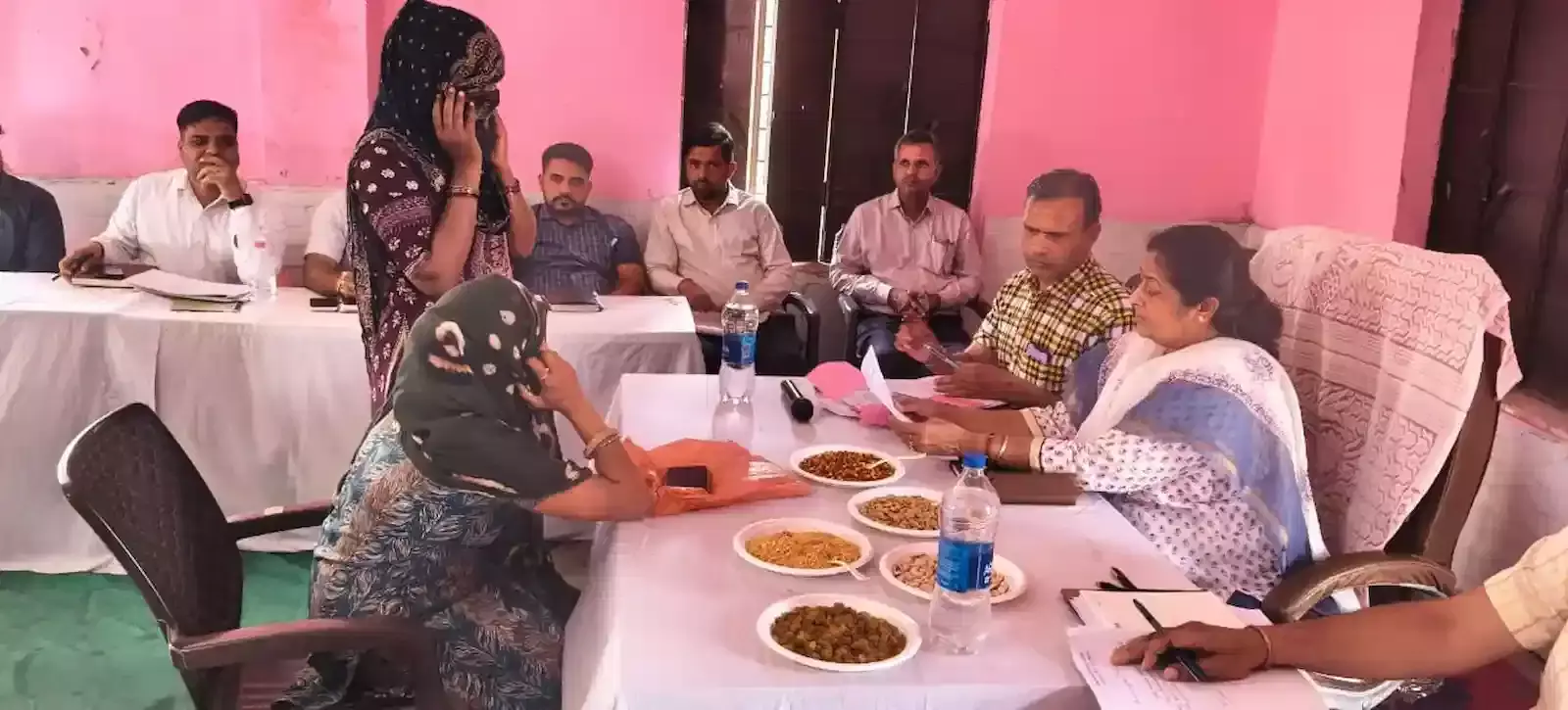 थून ग्राम पंचायत में जनसुनवाई के दौरान ग्रामीणों को संबोधित करतीं संभागीय आयुक्त नलिनी कठोतिया। थून ग्राम पंचायत में जनसुनवाई के दौरान ग्रामीणों को संबोधित करतीं संभागीय आयुक्त नलिनी कठोतिया।