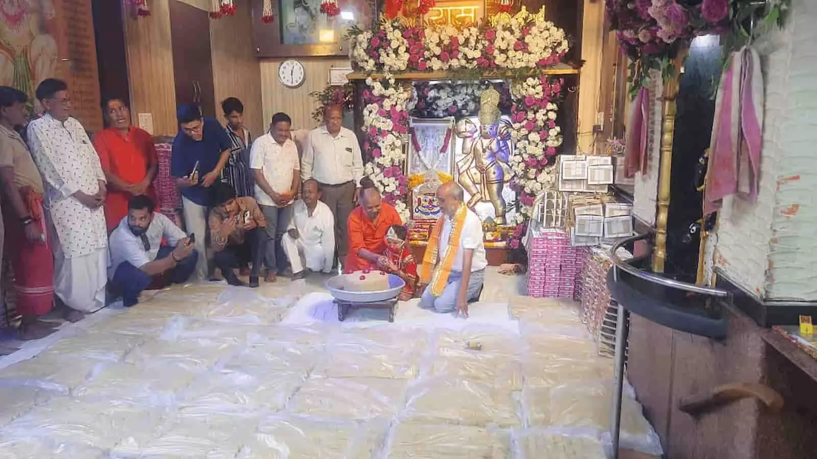 भीलवाड़ा: संकटमोचन हनुमान मंदिर में 1100 किलो काजूकतली का महाभोग लगा भीलवाड़ा: संकटमोचन हनुमान मंदिर में 1100 किलो काजूकतली का महाभोग लगा