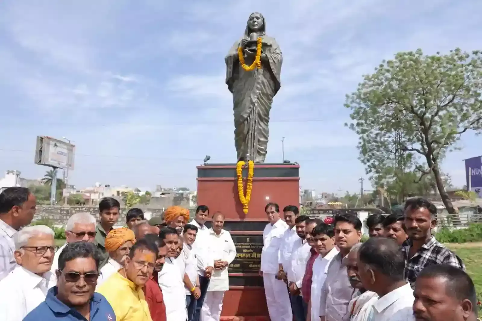 निम्बाहेड़ा में अहिल्याबाई सर्कल पर वाटर कूलर लोकार्पण के दौरान माल्यार्पण करते विधायक श्रीचंद कृपलानी और अन्य अतिथि। निम्बाहेड़ा में अहिल्याबाई सर्कल पर वाटर कूलर लोकार्पण के दौरान माल्यार्पण करते विधायक श्रीचंद कृपलानी और अन्य अतिथि।