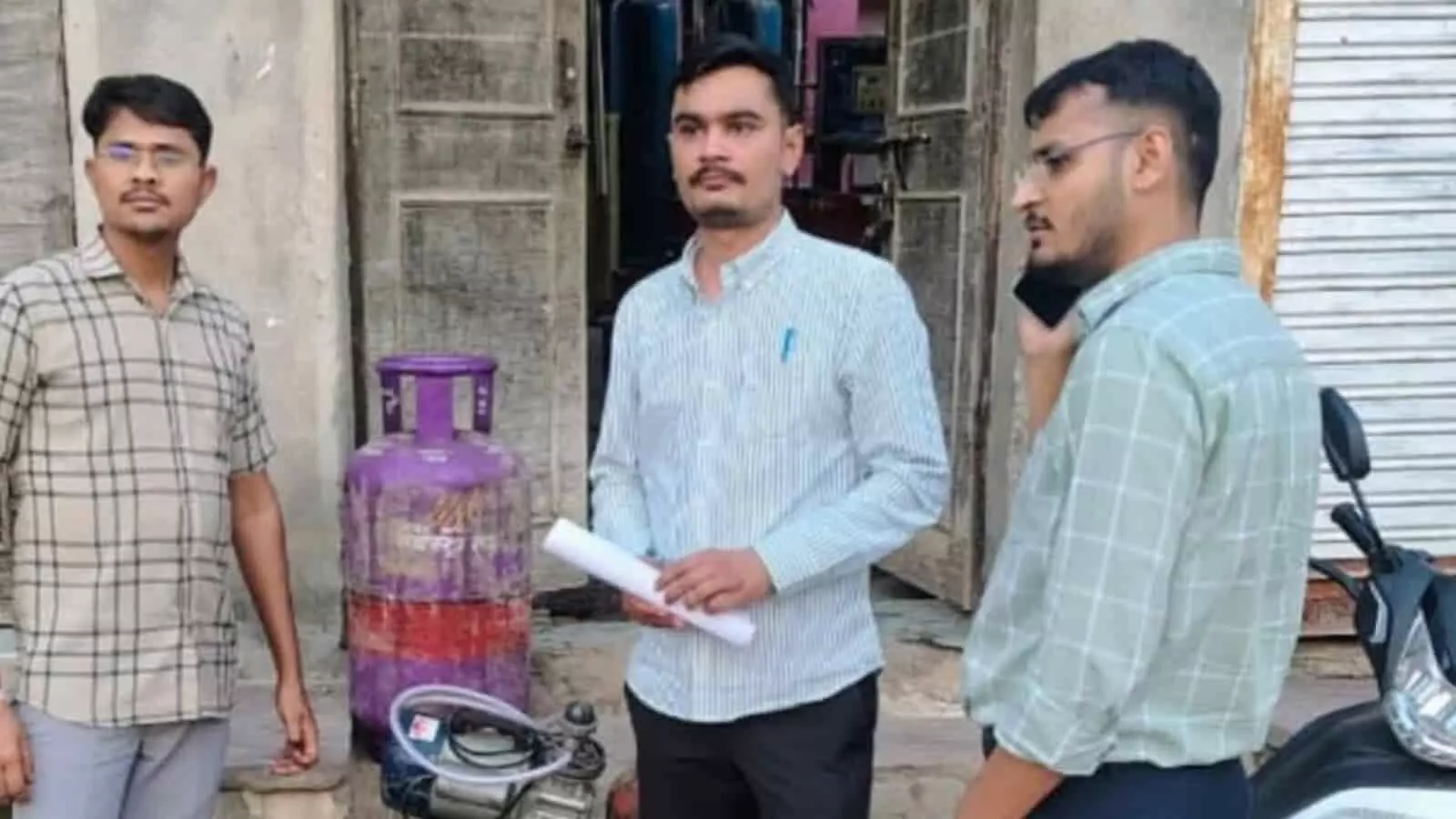 बारां: अवैध एलपीजी रिफिलिंग पर रसद विभाग की बड़ी कार्रवाई, मशीन और सिलेंडर जब्त बारां: अवैध एलपीजी रिफिलिंग पर रसद विभाग की बड़ी कार्रवाई, मशीन और सिलेंडर जब्त