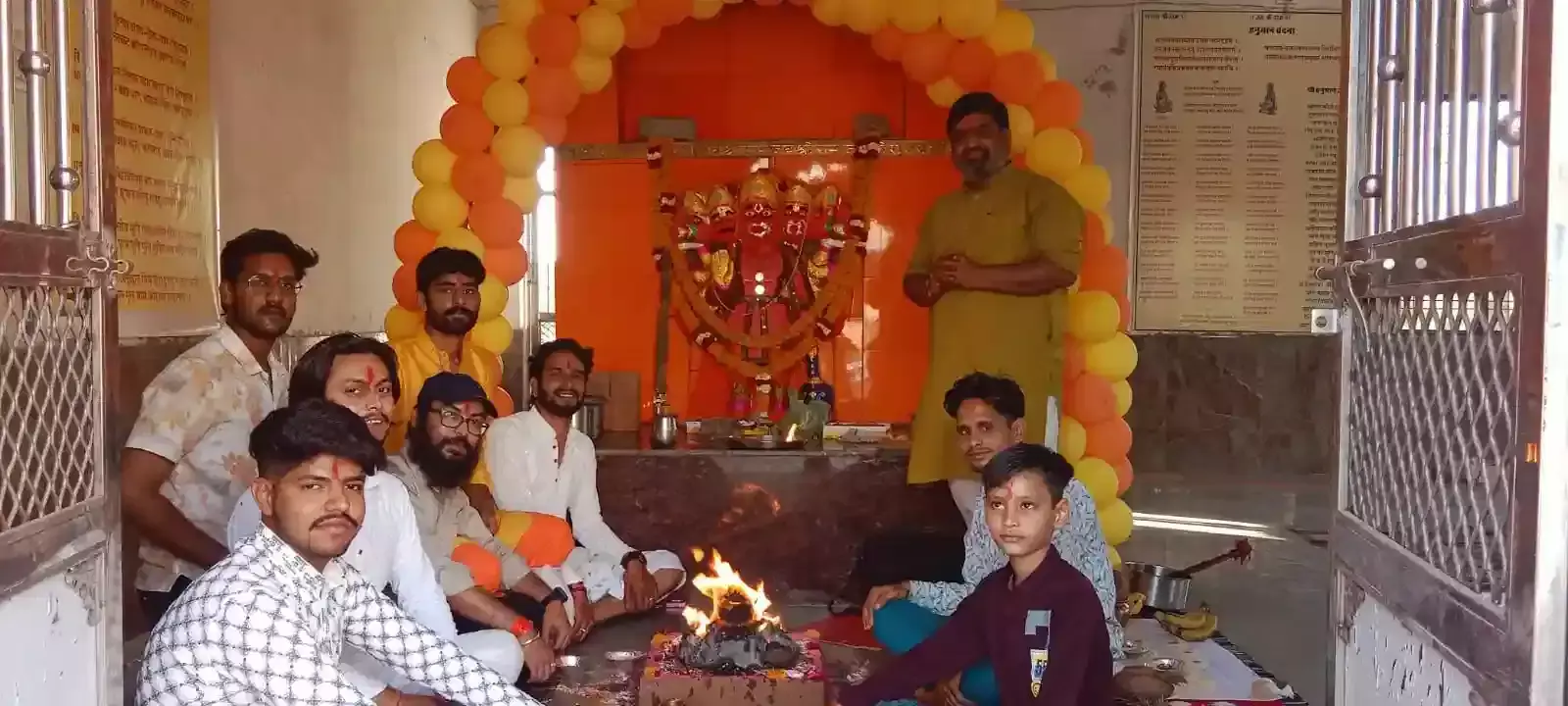 आकोला के पंचमुखी बालाजी मंदिर में हनुमान जन्मोत्सव पर हवन कुंड में आहुति देते हुए श्रद्धालु। आकोला के पंचमुखी बालाजी मंदिर में हनुमान जन्मोत्सव पर हवन कुंड में आहुति देते हुए श्रद्धालु।