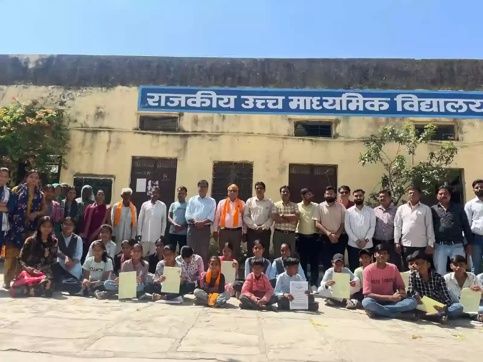 राजकीय उच्च माध्यमिक विद्यालय बिनोता में शिक्षक और छात्र हनुमान जन्मोत्सव पर चालीसा पाठ करते हुए। राजकीय उच्च माध्यमिक विद्यालय बिनोता में शिक्षक और छात्र हनुमान जन्मोत्सव पर चालीसा पाठ करते हुए।
