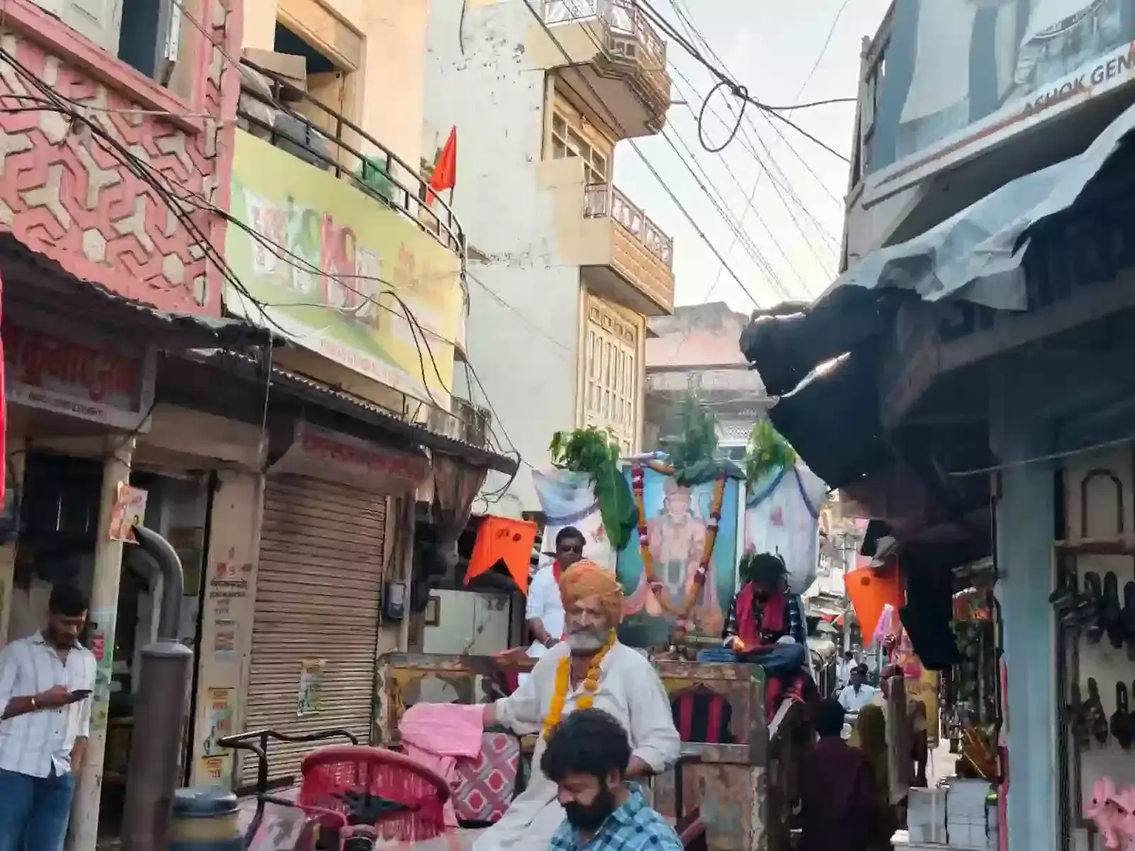बेगूं में हनुमान जयंती के अवसर पर बजरंग व्यायामशाला के पहलवान करतब का प्रदर्शन करते हुए। बेगूं में हनुमान जयंती के अवसर पर बजरंग व्यायामशाला के पहलवान करतब का प्रदर्शन करते हुए।