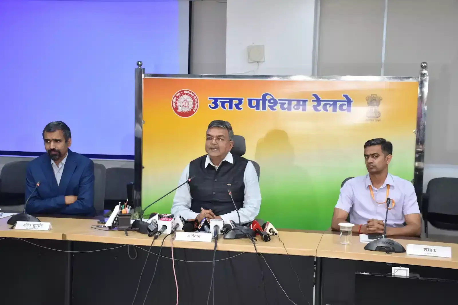 उत्तर पश्चिम रेलवे प्रधान कार्यालय जयपुर में प्रेस कॉन्फ्रेंस को संबोधित करते महाप्रबन्धक अमिताभ और अन्य वरिष्ठ रेल अधिकारी। उत्तर पश्चिम रेलवे प्रधान कार्यालय जयपुर में प्रेस कॉन्फ्रेंस को संबोधित करते महाप्रबन्धक अमिताभ और अन्य वरिष्ठ रेल अधिकारी।