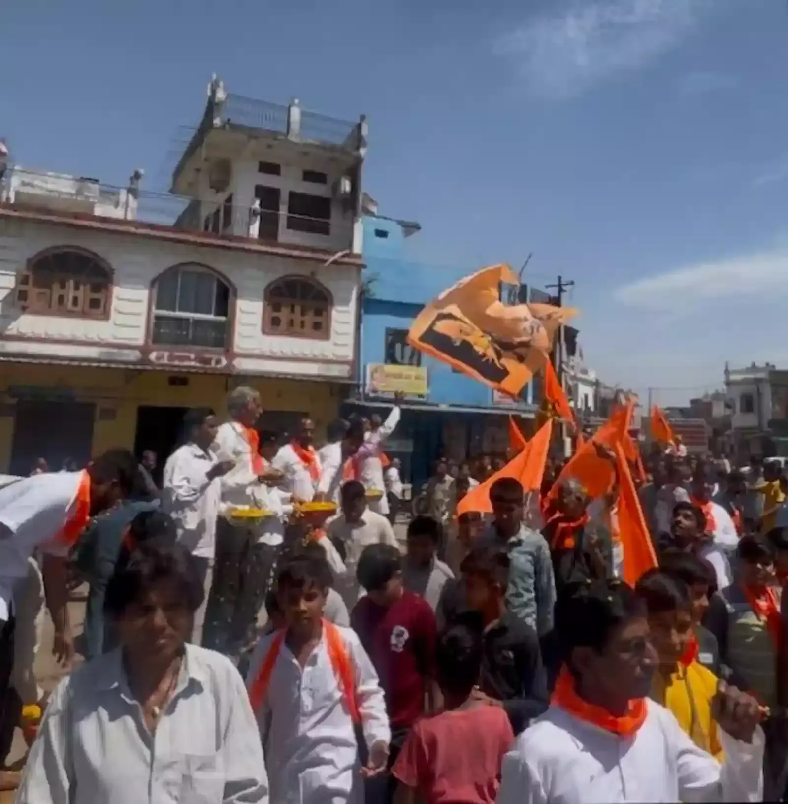 कनेरा में हनुमान जन्मोत्सव शोभायात्रा के दौरान कांग्रेस कार्यकर्ताओं द्वारा पुष्प वर्षा और अभिनंदन करते हुए। कनेरा में हनुमान जन्मोत्सव शोभायात्रा के दौरान कांग्रेस कार्यकर्ताओं द्वारा पुष्प वर्षा और अभिनंदन करते हुए।