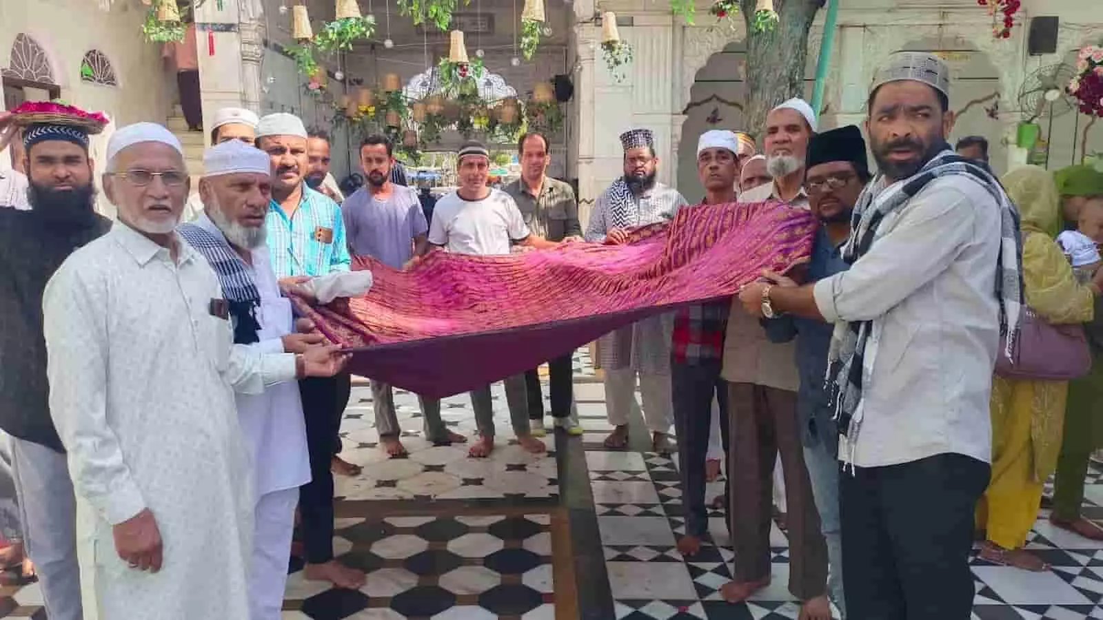 चित्तौड़गढ़: हजरत काजी चलफिरशाह की दरगाह पर अल्पसंख्यक कांग्रेस ने पेश की चादर चित्तौड़गढ़: हजरत काजी चलफिरशाह की दरगाह पर अल्पसंख्यक कांग्रेस ने पेश की चादर