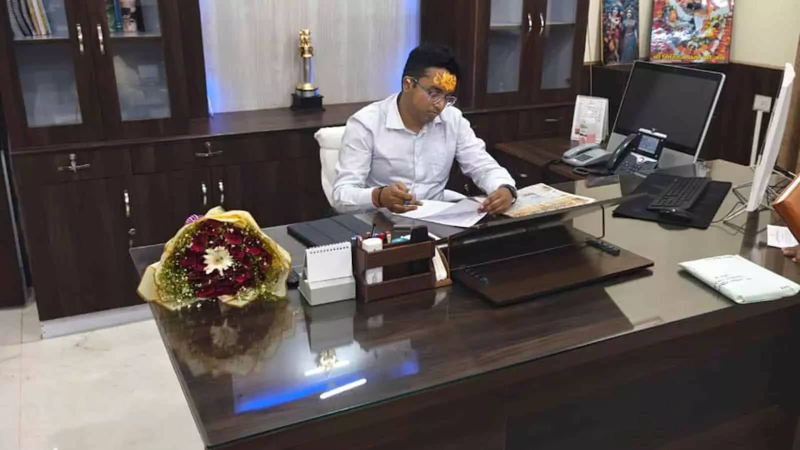 मयंक मनीष ने डीग जिला कलेक्टर का पदभार संभाला, गिरिराज जी के किए दर्शन मयंक मनीष ने डीग जिला कलेक्टर का पदभार संभाला, गिरिराज जी के किए दर्शन