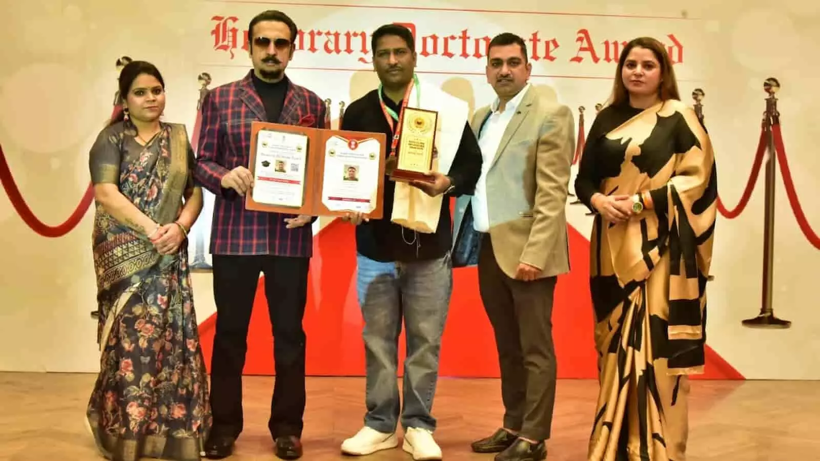 अभिनेता गुलशन ग्रोवर ने शेफ अरुण चौहान को किया सम्मानित, मिला नेशनल अवॉर्ड अभिनेता गुलशन ग्रोवर ने शेफ अरुण चौहान को किया सम्मानित, मिला नेशनल अवॉर्ड