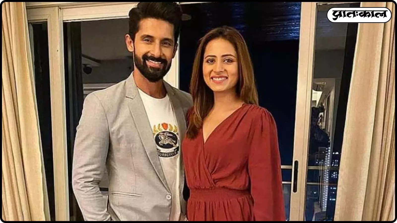 मुस्कुराते हुए रवि दुबे और सर्गुन मेहता एक साथ खड़े होकर कैमरे की ओर देख रहे हैं। मुस्कुराते हुए रवि दुबे और सर्गुन मेहता एक साथ खड़े होकर कैमरे की ओर देख रहे हैं।