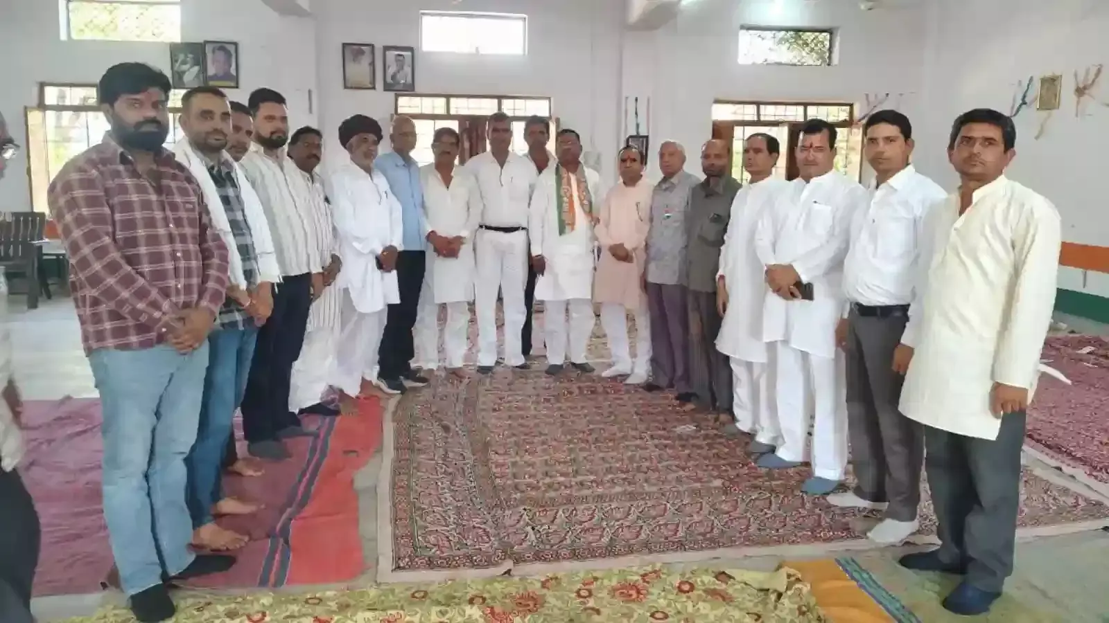 मावली में आयोजित कांग्रेस बैठक के दौरान मंच पर बैठे हुए पार्टी पदाधिकारी और उपस्थित कार्यकर्ता।