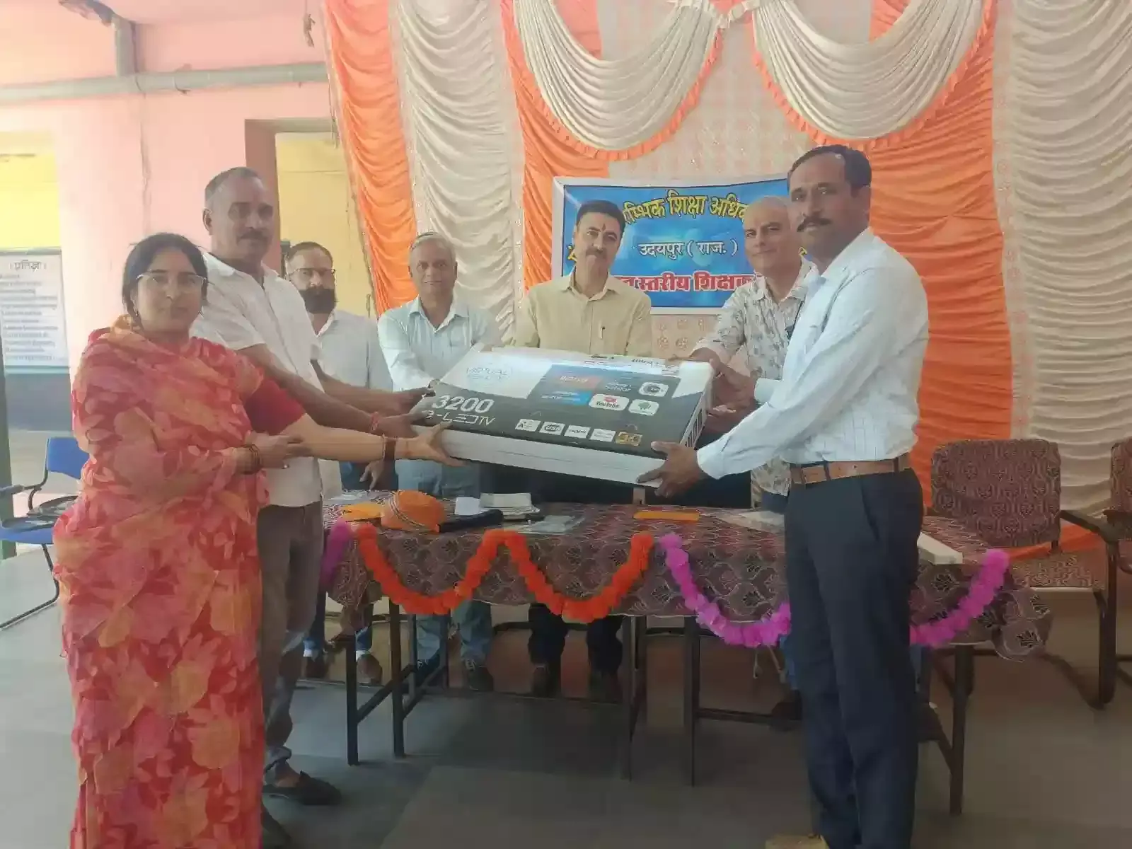 राजकीय उच्च प्राथमिक विद्यालय भागरोतो का गुड़ा में बैठक के दौरान चर्चा करते शिक्षक और मौजूद अन्य लोग।