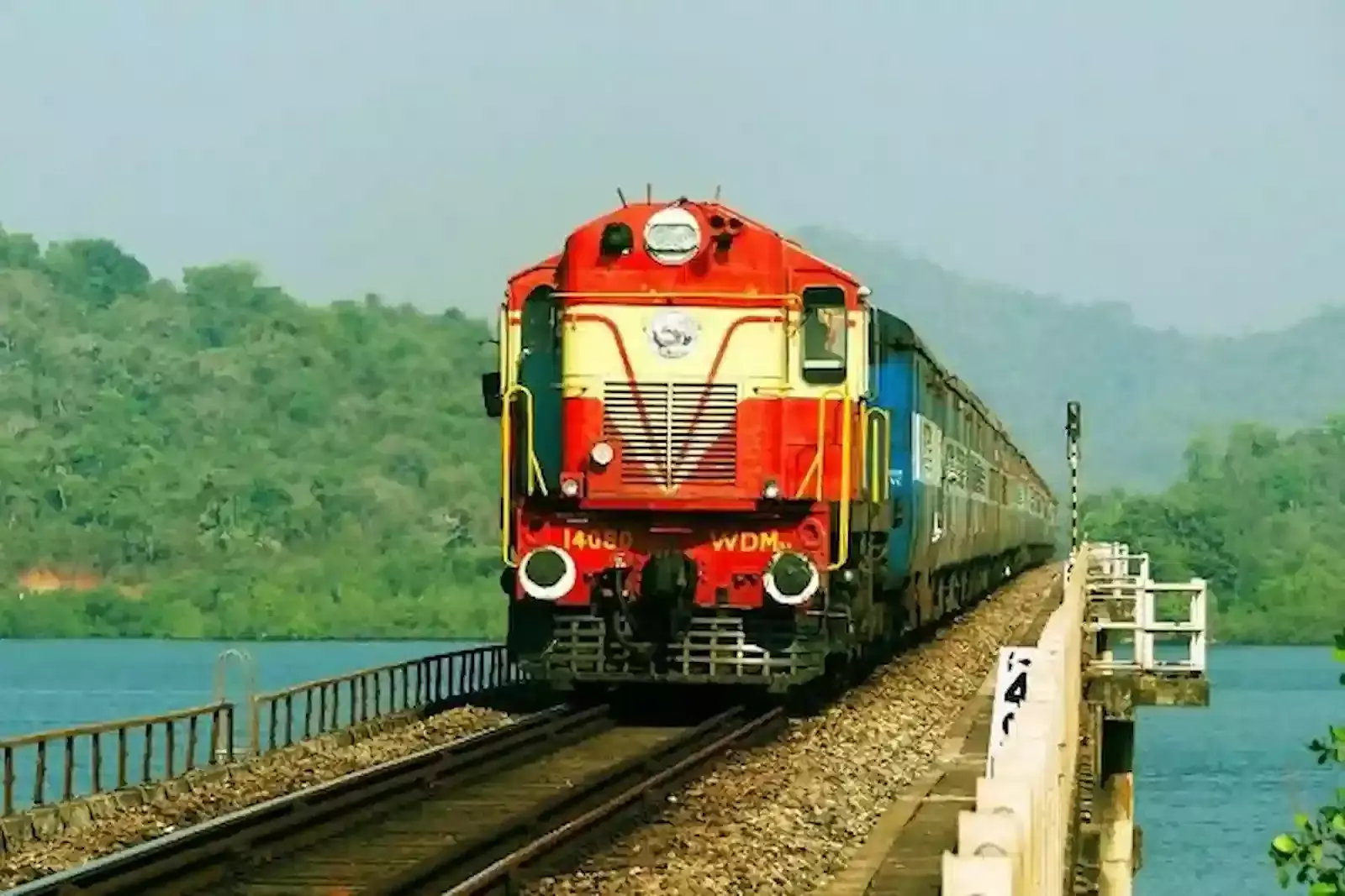 सोलापूर रेलवे स्टेशन के मुख्य प्रवेश द्वार पर स्थित यात्री सूचना बोर्ड और आधुनिक परिसर का दृश्य। सोलापूर रेलवे स्टेशन के मुख्य प्रवेश द्वार पर स्थित यात्री सूचना बोर्ड और आधुनिक परिसर का दृश्य।