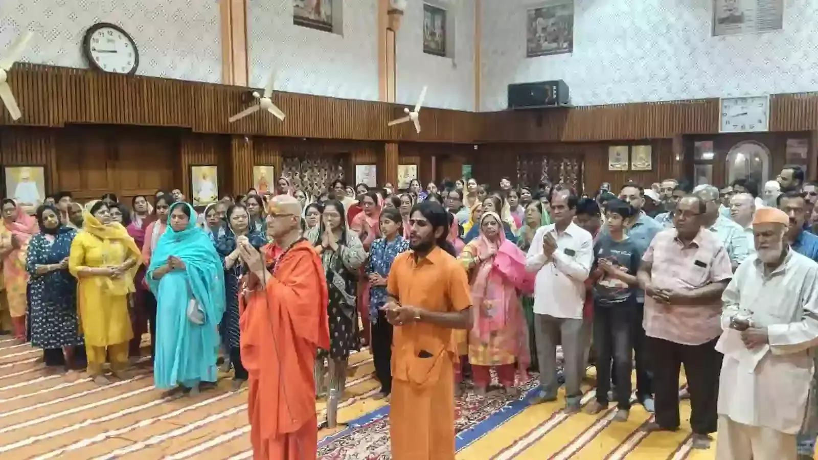 भीलवाड़ा के हरी शेवा आश्रम में हनुमान जन्मोत्सव पर उमड़ी श्रद्धालुओं की भारी भीड़ और धार्मिक अनुष्ठान। भीलवाड़ा के हरी शेवा आश्रम में हनुमान जन्मोत्सव पर उमड़ी श्रद्धालुओं की भारी भीड़ और धार्मिक अनुष्ठान।