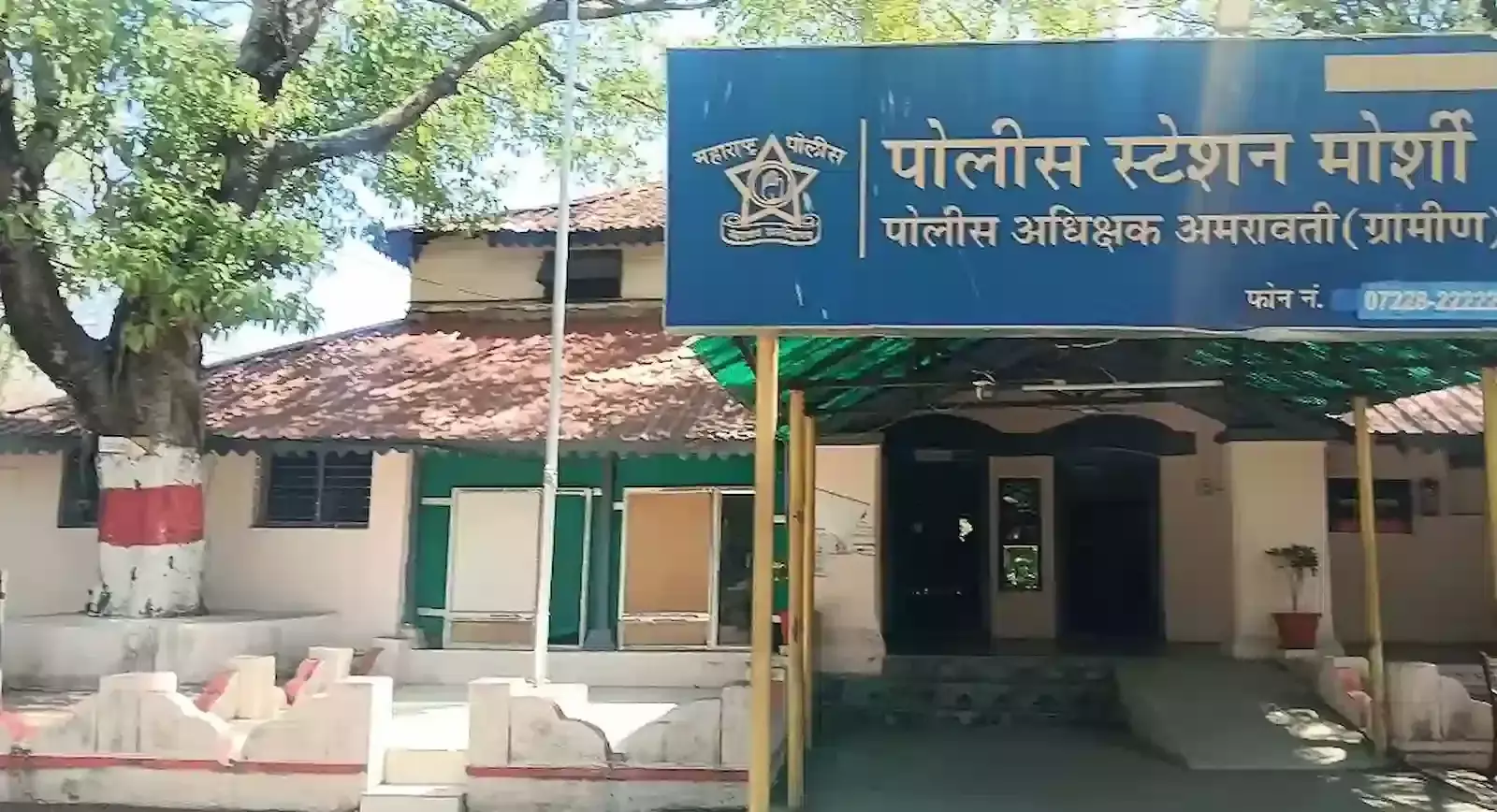 मोर्शी के सालबर्डी शिवार में माळू नदी किनारे चोरी हुई मोटर के स्थान का मुआयना करते पुलिसकर्मी।