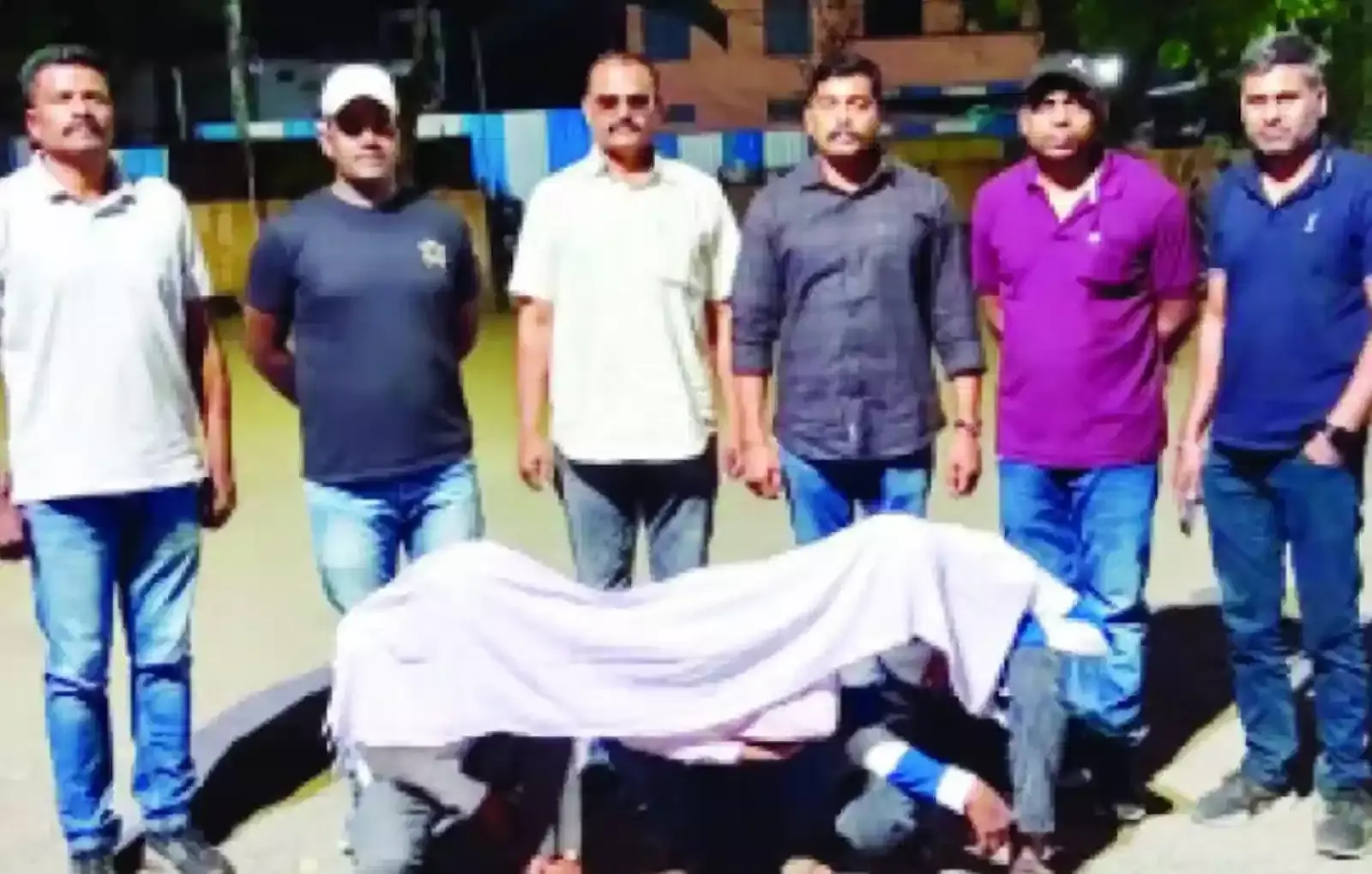 अमरावती पुलिस गिरफ्त में खड़े बकरी चोरी के तीन आरोपी और बरामद किया गया माल।