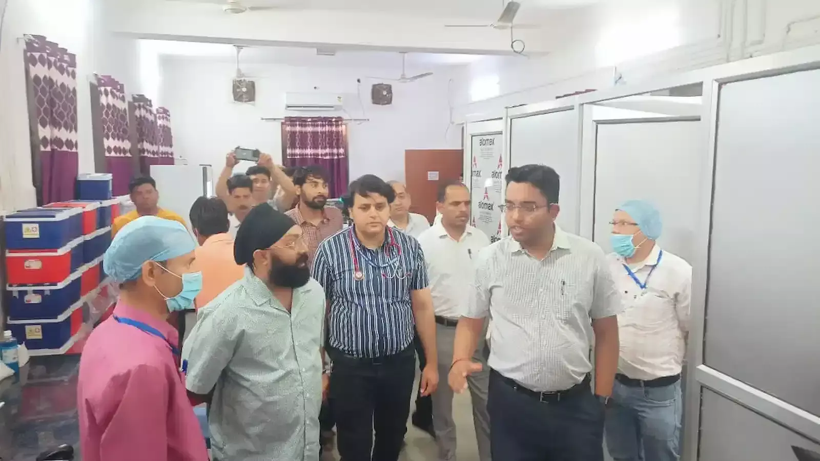 डीग सामुदायिक स्वास्थ्य केंद्र के वार्ड में निरीक्षण करते जिला कलेक्टर मयंक मनीष और प्रशासनिक अधिकारी। डीग सामुदायिक स्वास्थ्य केंद्र के वार्ड में निरीक्षण करते जिला कलेक्टर मयंक मनीष और प्रशासनिक अधिकारी।