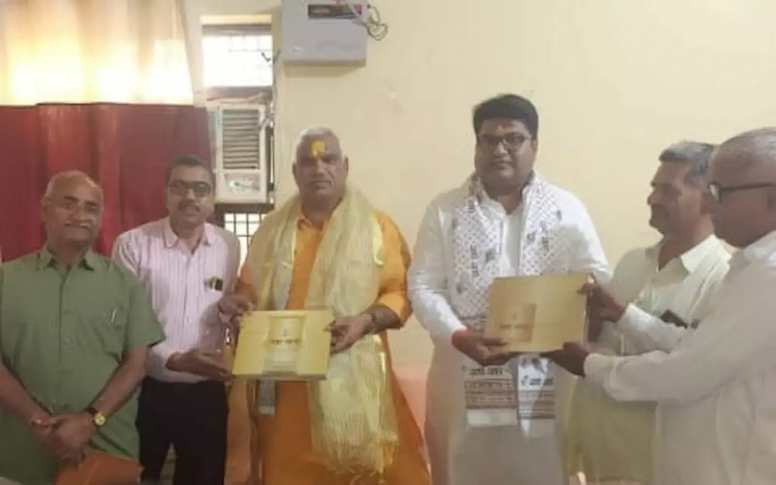 आदर्श विद्या मंदिर डीग में गृह राज्य मंत्री और विधायक को संघ के इतिहास की सचित्र पुस्तक भेंट करते हुए विद्यालय प्रबंधन। आदर्श विद्या मंदिर डीग में गृह राज्य मंत्री और विधायक को संघ के इतिहास की सचित्र पुस्तक भेंट करते हुए विद्यालय प्रबंधन।