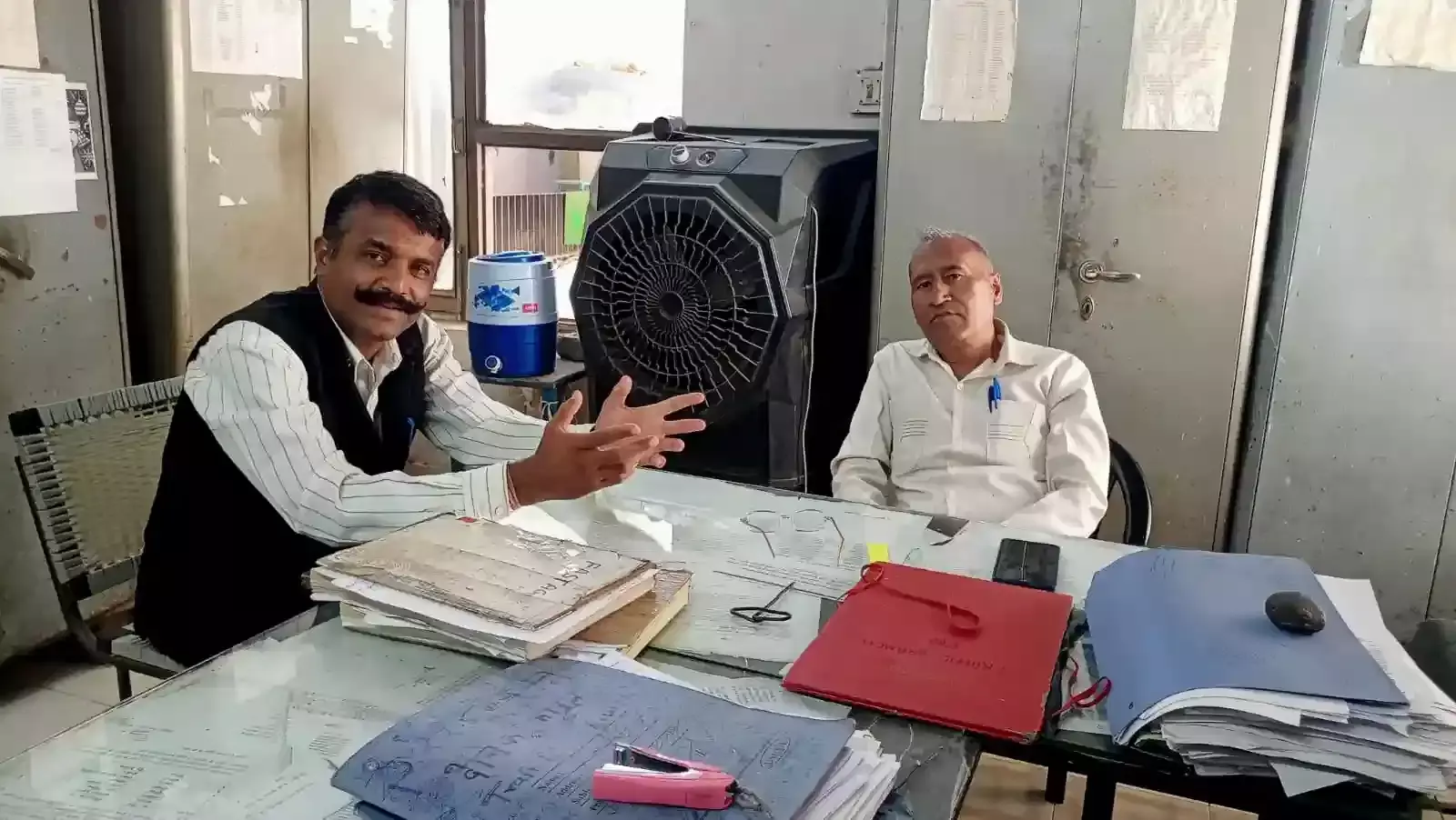 अधिवक्ता आनंद पटेल फरीदाबाद में डीग के लिए बस सेवा शुरू करने हेतु मुख्य निरीक्षक को ज्ञापन देते हुए। अधिवक्ता आनंद पटेल फरीदाबाद में डीग के लिए बस सेवा शुरू करने हेतु मुख्य निरीक्षक को ज्ञापन देते हुए।