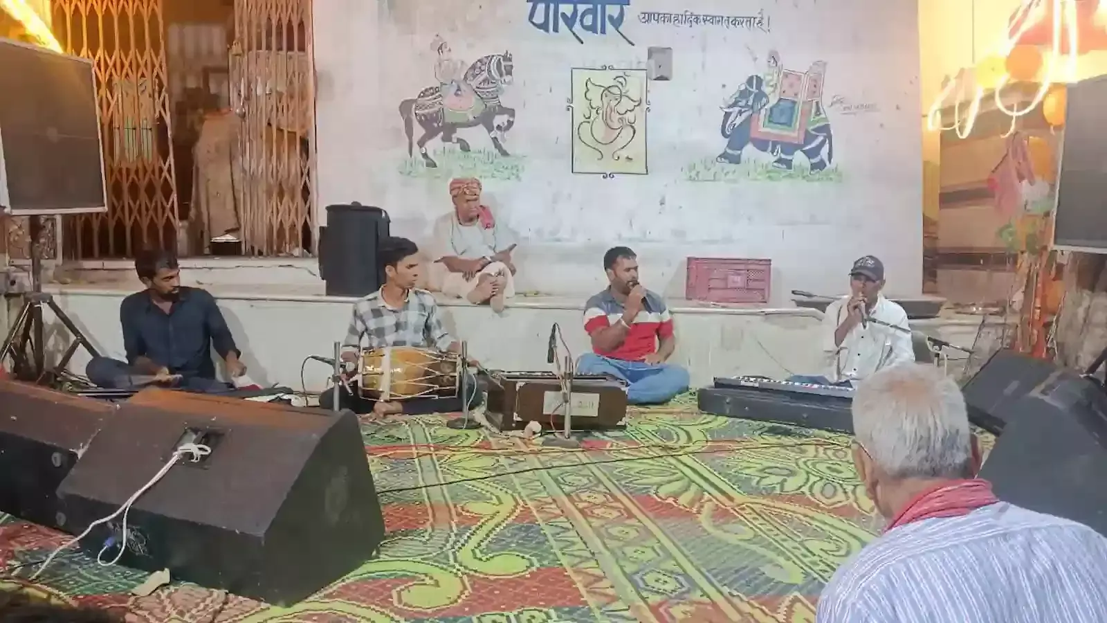 आमेट के चारभुजा नाथ मंदिर में भजन संध्या के दौरान उपस्थित पालीवाल समाज के भक्तगण। आमेट के चारभुजा नाथ मंदिर में भजन संध्या के दौरान उपस्थित पालीवाल समाज के भक्तगण।