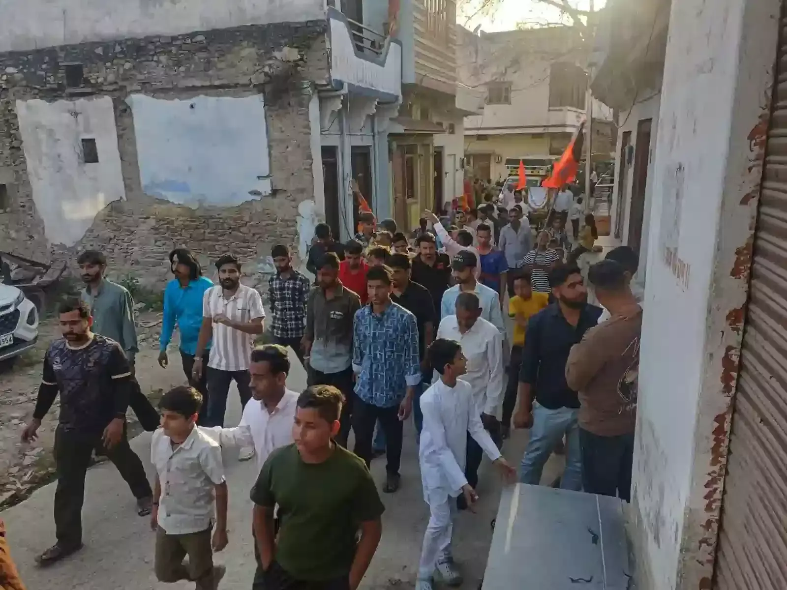 हनुमान जन्मोत्सव शोभायात्रा में शामिल श्रद्धालु और अखाड़ा दल इंटाली गांव मावली के मुख्य मार्ग पर प्रदर्शन करते हुए। हनुमान जन्मोत्सव शोभायात्रा में शामिल श्रद्धालु और अखाड़ा दल इंटाली गांव मावली के मुख्य मार्ग पर प्रदर्शन करते हुए।