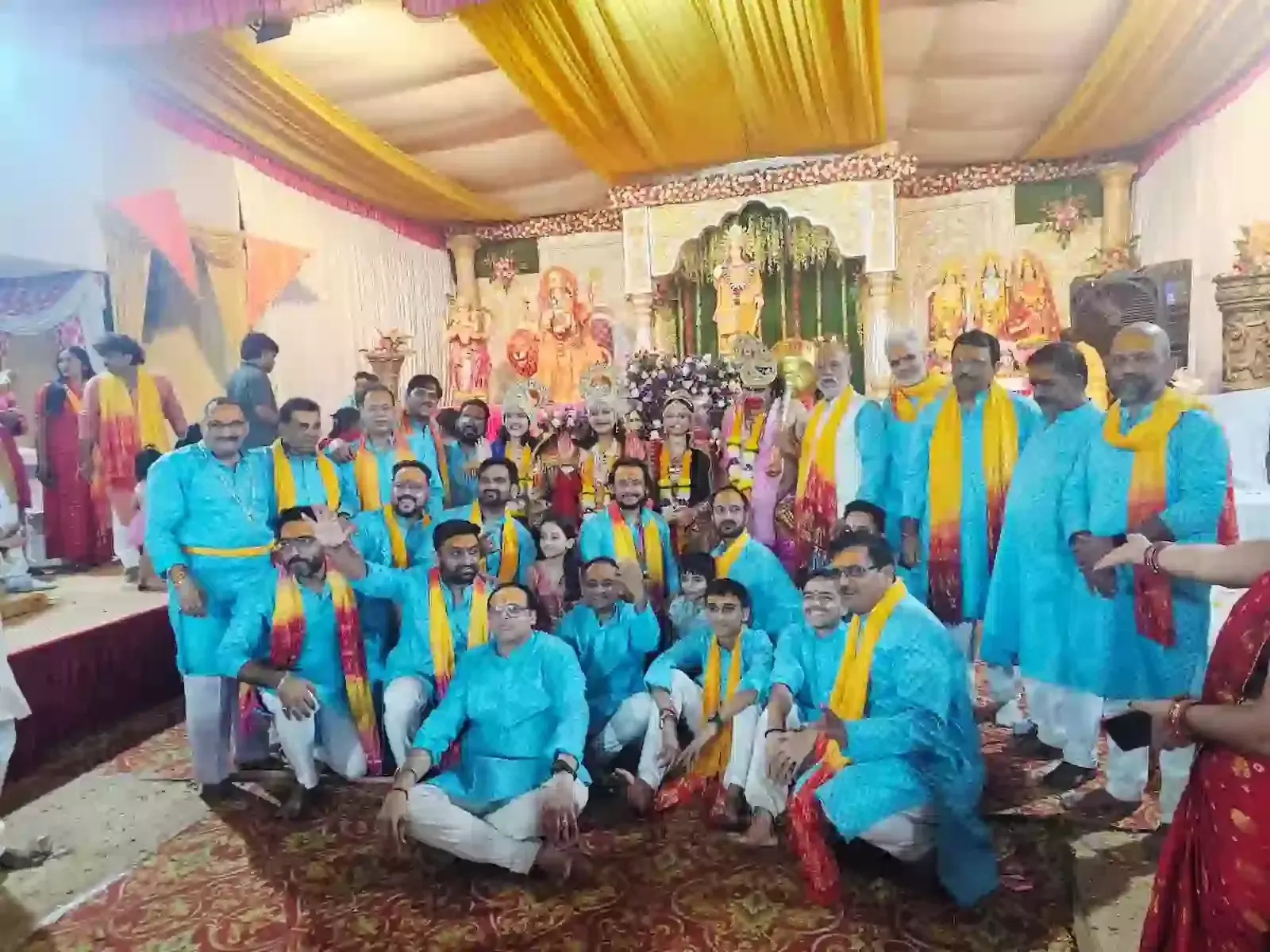 भायंदर के नामदेव वाड़ी में हनुमान जन्मोत्सव कार्यक्रम के दौरान सजी हुई राम दरबार की झांकी और उपस्थित अतिथि। भायंदर के नामदेव वाड़ी में हनुमान जन्मोत्सव कार्यक्रम के दौरान सजी हुई राम दरबार की झांकी और उपस्थित अतिथि।