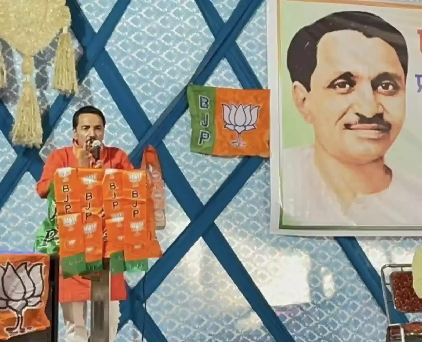 बारां के मैरिज गार्डन में भाजपा प्रशिक्षण शिविर के दौरान मंचासीन पदाधिकारी और उपस्थित कार्यकर्ता।