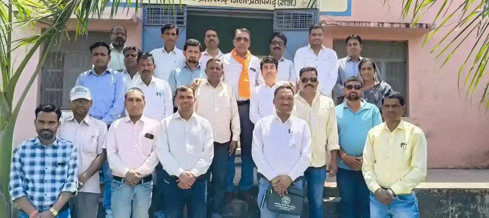 प्रतापगढ़ के सीबीईओ सभागार में बैठक के दौरान चर्चा करते अखिल भारतीय राष्ट्रीय शैक्षिक महासंघ के पदाधिकारी। प्रतापगढ़ के सीबीईओ सभागार में बैठक के दौरान चर्चा करते अखिल भारतीय राष्ट्रीय शैक्षिक महासंघ के पदाधिकारी।