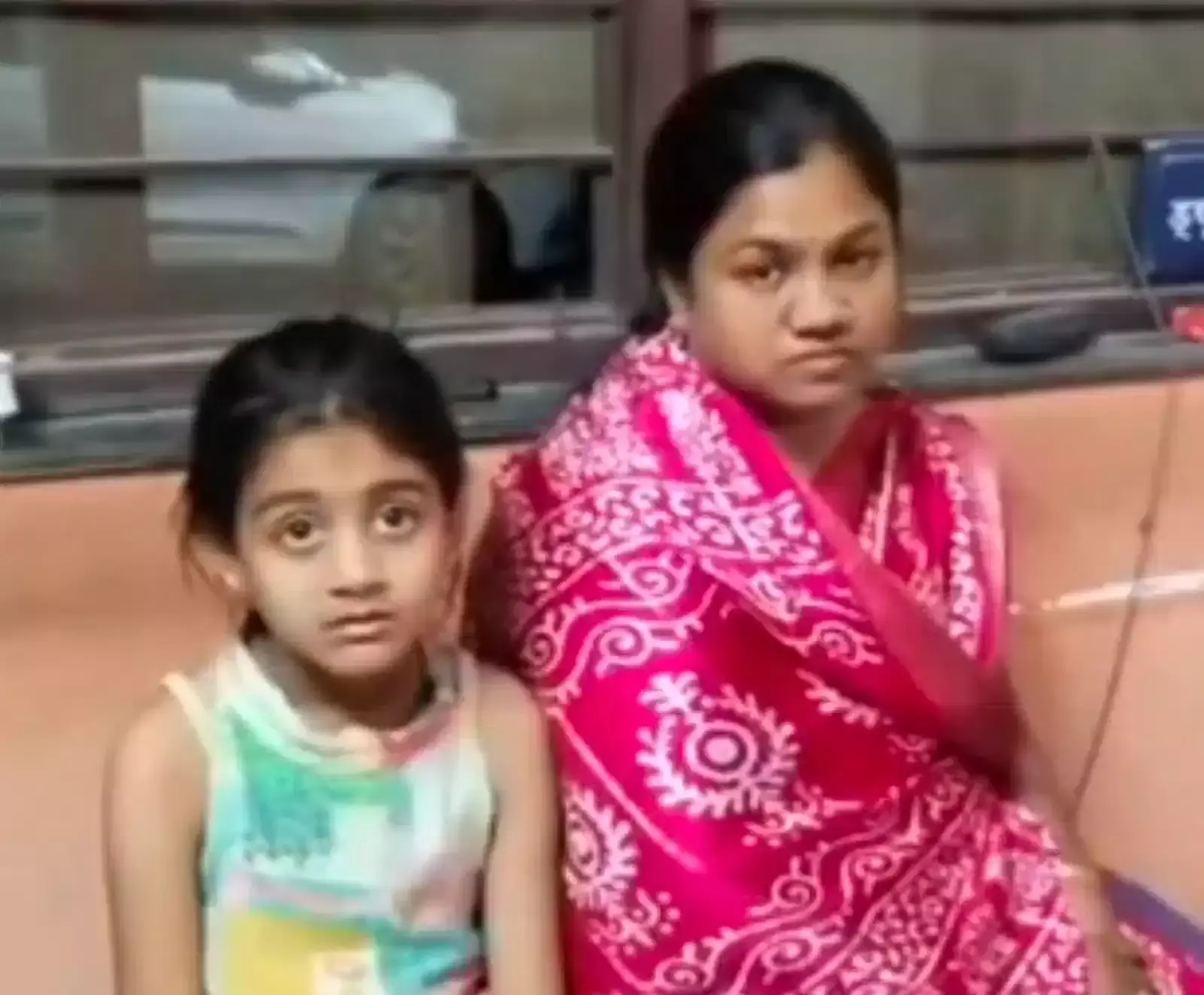 भीलवाड़ा बड़ला चौराहे पर चेन स्नेचिंग के बाद जांच करती हुई कोतवाली पुलिस टीम। भीलवाड़ा बड़ला चौराहे पर चेन स्नेचिंग के बाद जांच करती हुई कोतवाली पुलिस टीम।