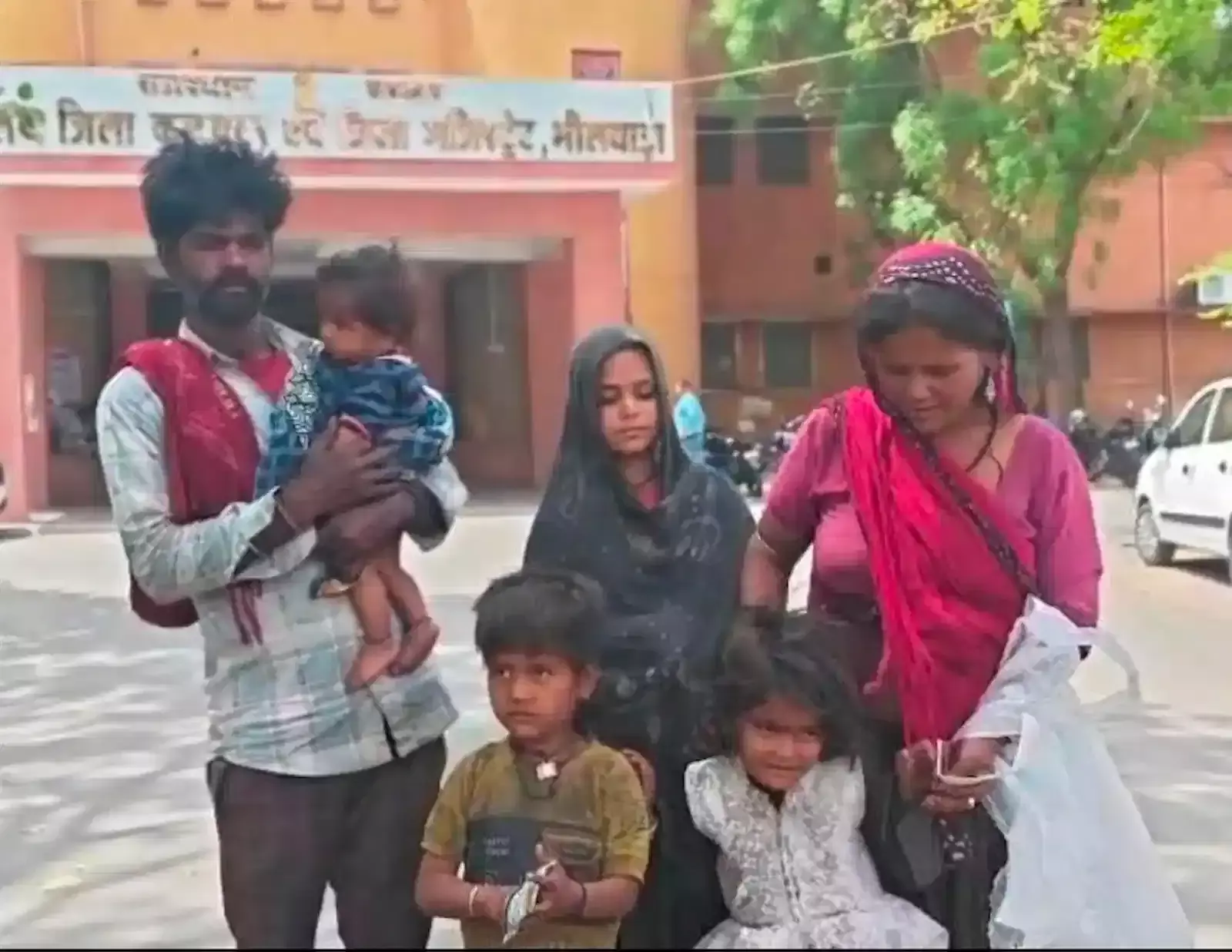 भीलवाड़ा के पटेलनगर में मलबे में तब्दील अपनी झोपड़ी के पास खड़ी पीड़ित घुमंतू महिला और उसके पांच बच्चे। भीलवाड़ा के पटेलनगर में मलबे में तब्दील अपनी झोपड़ी के पास खड़ी पीड़ित घुमंतू महिला और उसके पांच बच्चे।