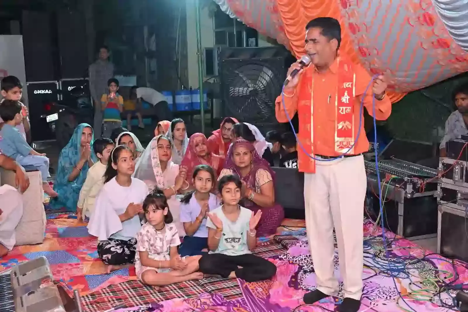 सवाईमाधोपुर के चमत्कारी हनुमान मंदिर में हनुमान जयंती पर भजन गाते कलाकार और भक्ति करते श्रद्धालु। सवाईमाधोपुर के चमत्कारी हनुमान मंदिर में हनुमान जयंती पर भजन गाते कलाकार और भक्ति करते श्रद्धालु।