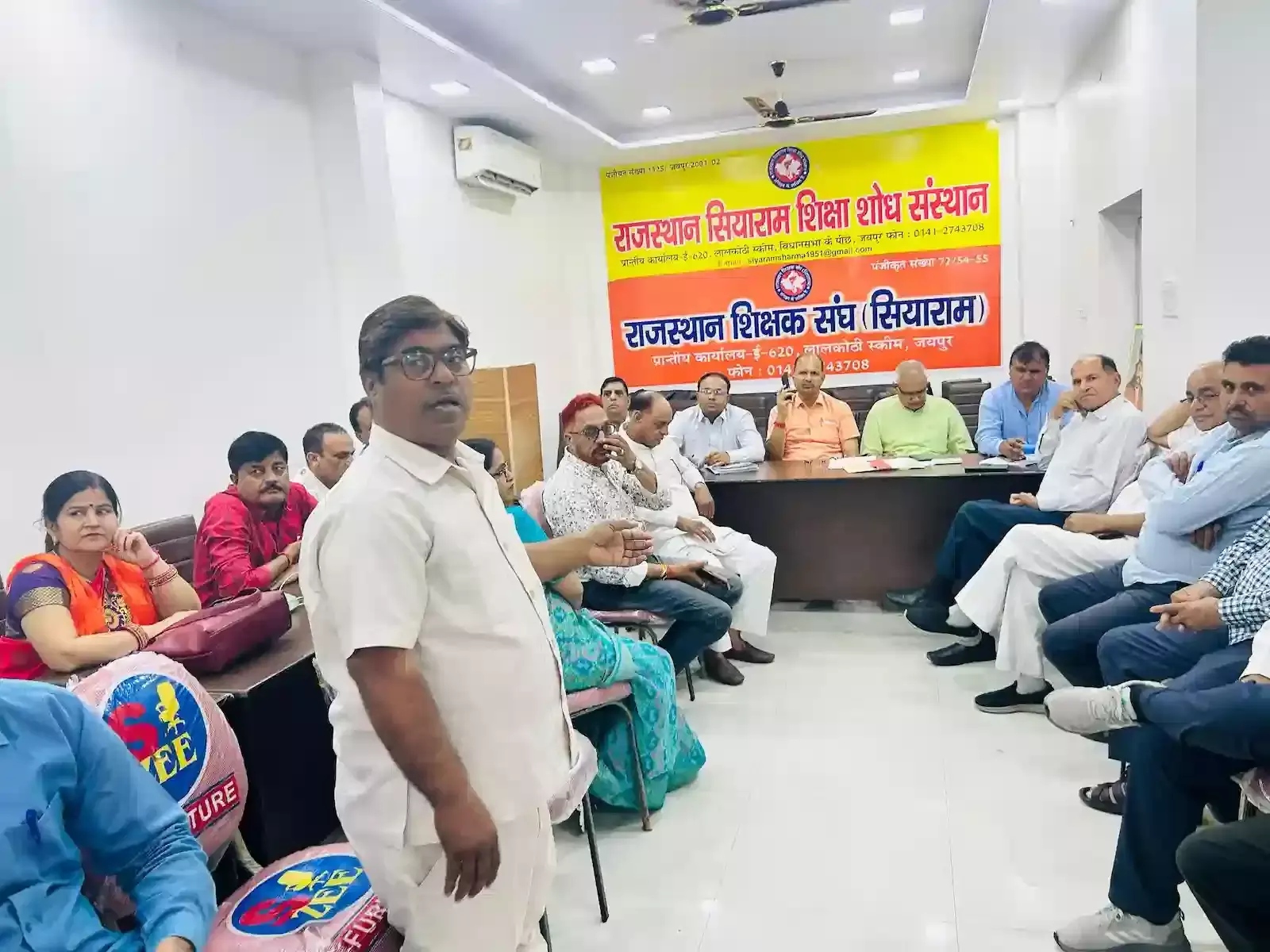 जयपुर में राजस्थान शिक्षक संघ सियाराम की बैठक के दौरान पदाधिकारी अवकाश कटौती के विरोध में चर्चा कर रहे हैं। जयपुर में राजस्थान शिक्षक संघ सियाराम की बैठक के दौरान पदाधिकारी अवकाश कटौती के विरोध में चर्चा कर रहे हैं।