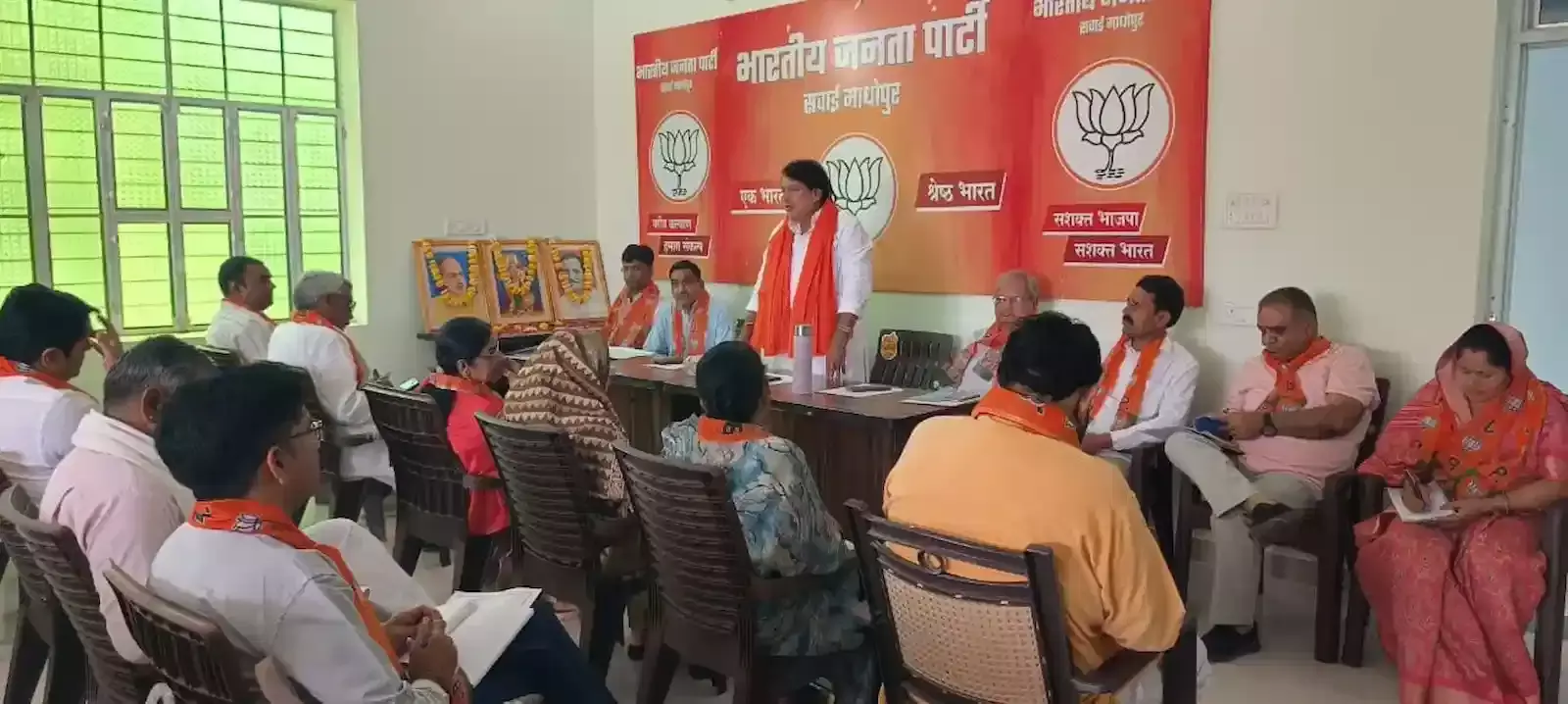 सवाई माधोपुर भाजपा कार्यालय में स्थापना दिवस की तैयारी बैठक के दौरान मंचासीन पार्टी पदाधिकारी और कार्यकर्ता। सवाई माधोपुर भाजपा कार्यालय में स्थापना दिवस की तैयारी बैठक के दौरान मंचासीन पार्टी पदाधिकारी और कार्यकर्ता।
