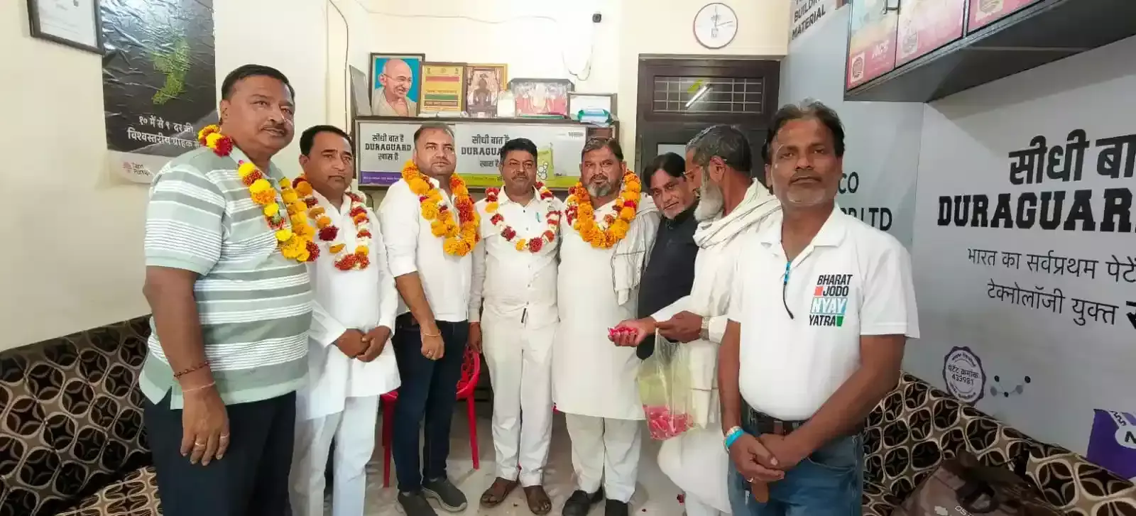 सवाई माधोपुर ब्लॉक कांग्रेस कार्यालय में संगठनात्मक बैठक के दौरान संकल्प लेते हुए पार्टी कार्यकर्ता और वरिष्ठ पदाधिकारी। सवाई माधोपुर ब्लॉक कांग्रेस कार्यालय में संगठनात्मक बैठक के दौरान संकल्प लेते हुए पार्टी कार्यकर्ता और वरिष्ठ पदाधिकारी।