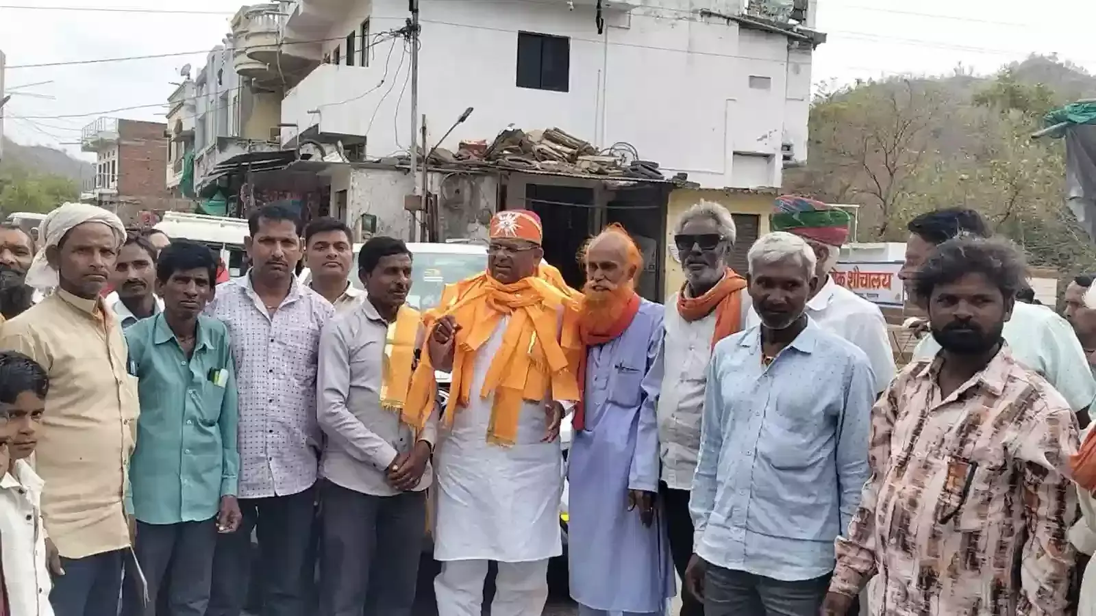 रघुवीर सिंह मीणा और कांग्रेस कार्यकर्ता झाड़ोल में ओगणा पंचायत समिति चुनाव रणनीति पर चर्चा करते हुए। रघुवीर सिंह मीणा और कांग्रेस कार्यकर्ता झाड़ोल में ओगणा पंचायत समिति चुनाव रणनीति पर चर्चा करते हुए।