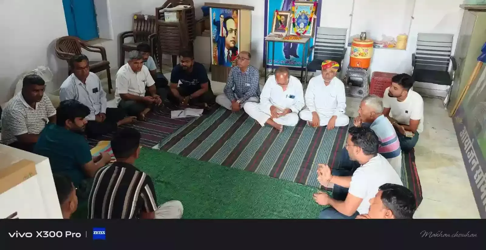 रामगढ़ के अंबेडकर पार्क में बाबा साहेब की प्रतिमा पर पुष्प अर्पित करते समिति सदस्य और ग्रामीण। रामगढ़ के अंबेडकर पार्क में बाबा साहेब की प्रतिमा पर पुष्प अर्पित करते समिति सदस्य और ग्रामीण।