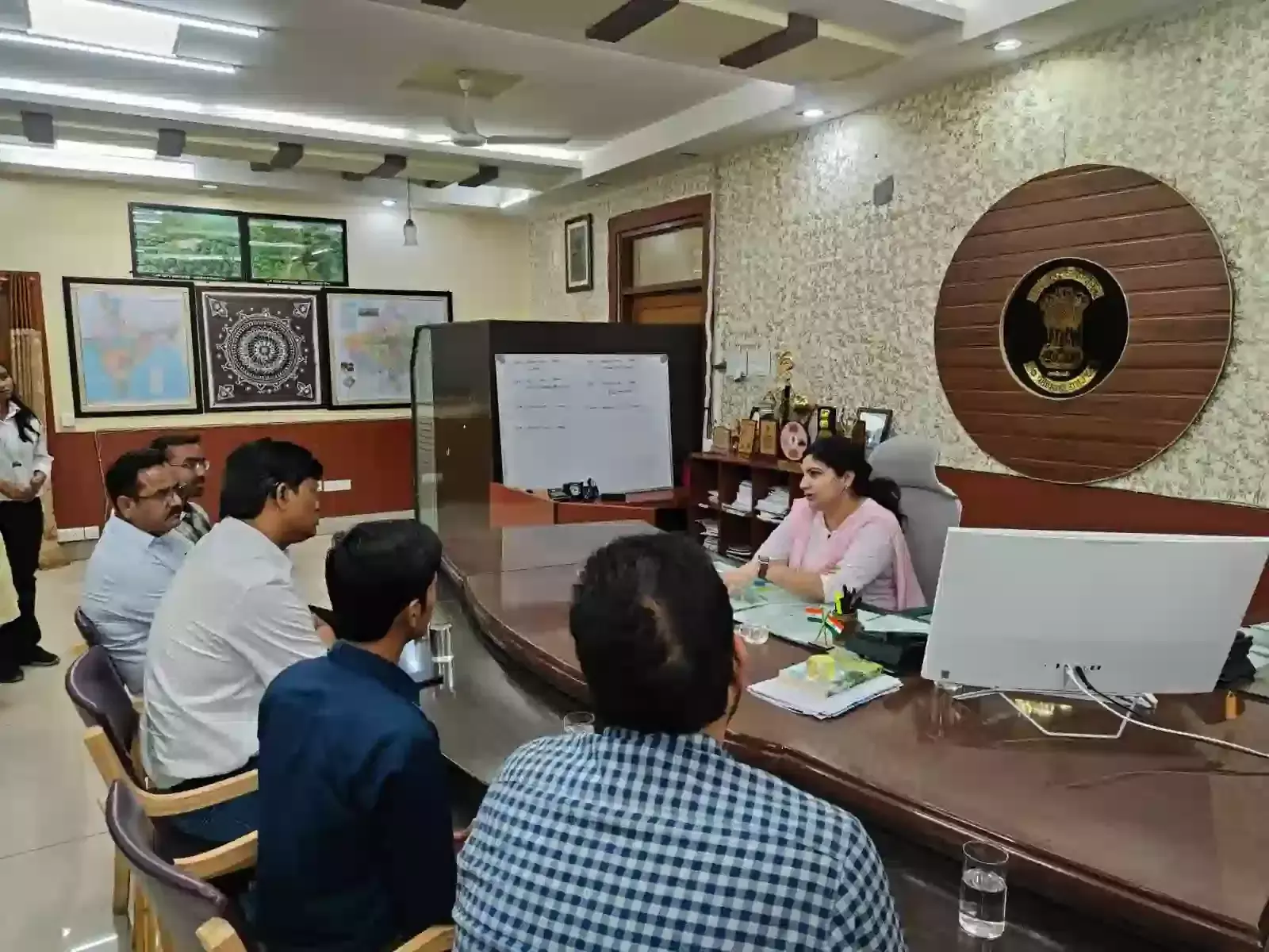 प्रतापगढ़ कलेक्ट्रेट कार्यालय में कुर्सी पर बैठकर फाइल देखते हुए आईएएस शुभam चौधरी पदभार ग्रहण करते हुए। प्रतापगढ़ कलेक्ट्रेट कार्यालय में कुर्सी पर बैठकर फाइल देखते हुए आईएएस शुभam चौधरी पदभार ग्रहण करते हुए।