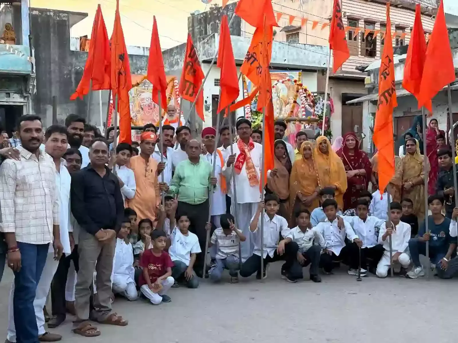 खेरोदा के मुख्य मार्ग पर हनुमान जन्मोत्सव की शोभायात्रा में शामिल भारी संख्या में श्रद्धालु और झांकी। खेरोदा के मुख्य मार्ग पर हनुमान जन्मोत्सव की शोभायात्रा में शामिल भारी संख्या में श्रद्धालु और झांकी।