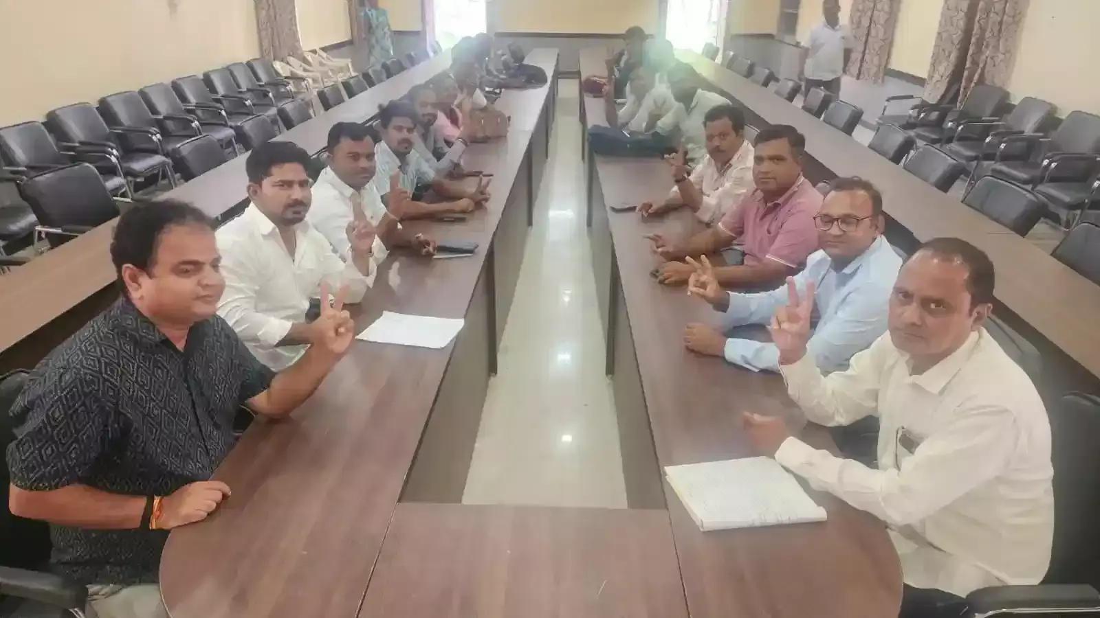 जयपुर में पदोन्नति की मांग को लेकर राजस्थान ग्राम विकास अधिकारी संघ के सदस्य मुख्यमंत्री आवास का घेराव करते हुए। जयपुर में पदोन्नति की मांग को लेकर राजस्थान ग्राम विकास अधिकारी संघ के सदस्य मुख्यमंत्री आवास का घेराव करते हुए।