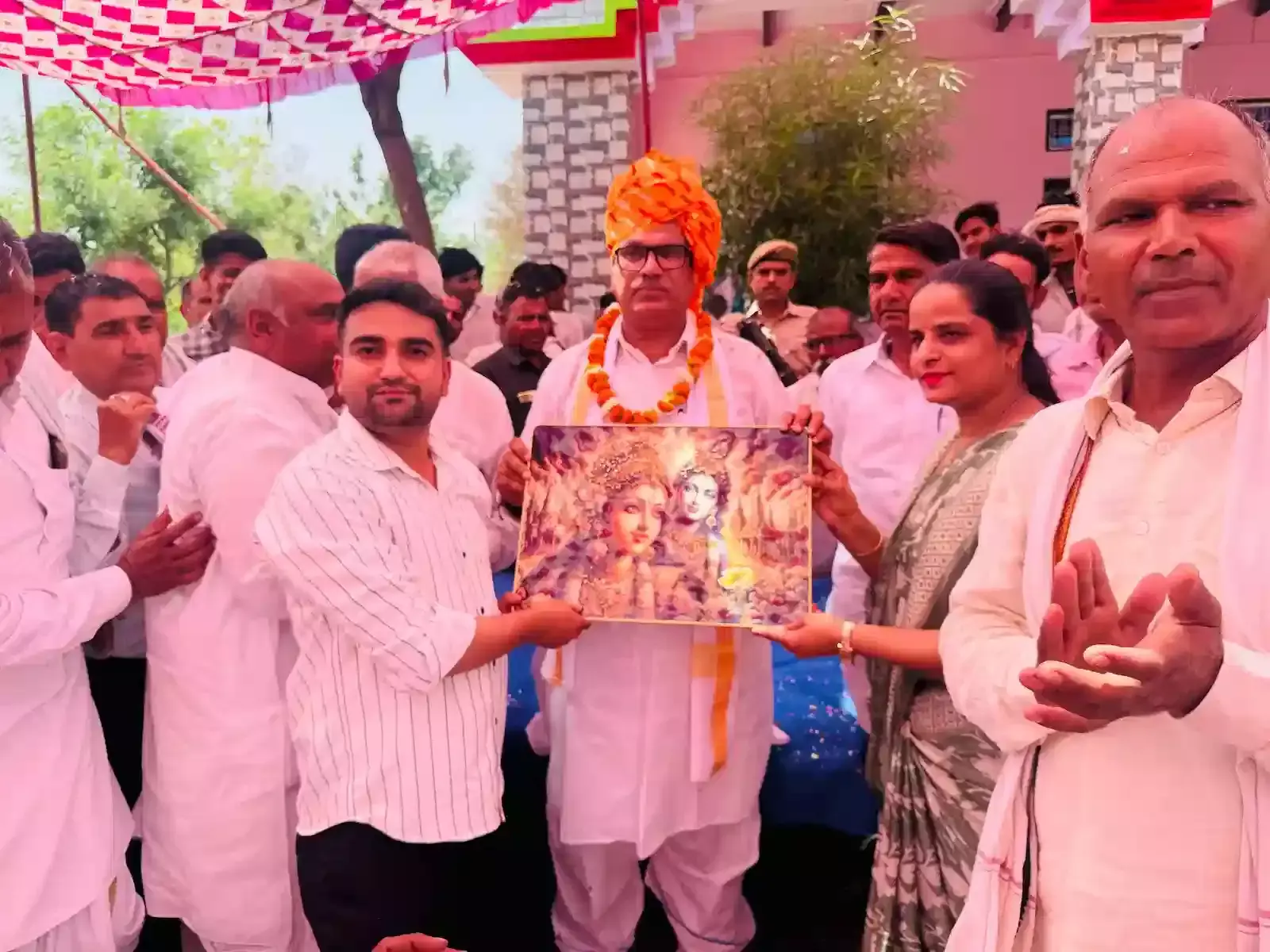 डीग के सिरथली गांव में जनसंवाद कार्यक्रम के दौरान मंच से ग्रामीणों को संबोधित करते गृह राज्य मंत्री जवाहर सिंह बेढ़म। डीग के सिरथली गांव में जनसंवाद कार्यक्रम के दौरान मंच से ग्रामीणों को संबोधित करते गृह राज्य मंत्री जवाहर सिंह बेढ़म।