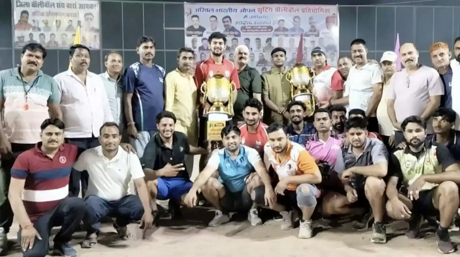 बारां के खेल संकुल मैदान में अखिल भारतीय शूटिंग बॉल प्रतियोगिता के समापन पर ट्रॉफी के साथ विजेता टीम और अतिथि।