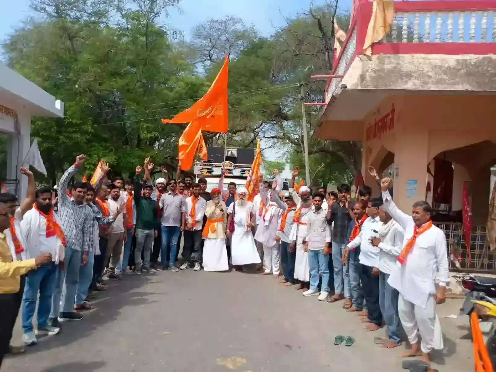 बारां में हनुमान जन्मोत्सव पर भगवा ध्वज लेकर वाहन रैली निकालते श्रद्धालु और ग्रामीण।