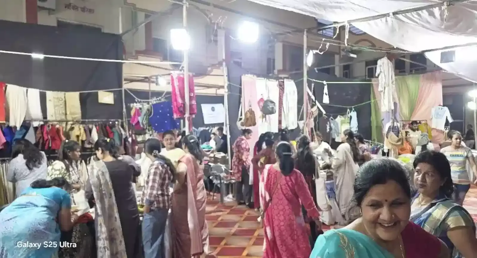 बारां में आयोजित महिला मेले में स्टॉल पर उत्पाद प्रदर्शित करतीं महिला उद्यमी और उपस्थित अतिथि।