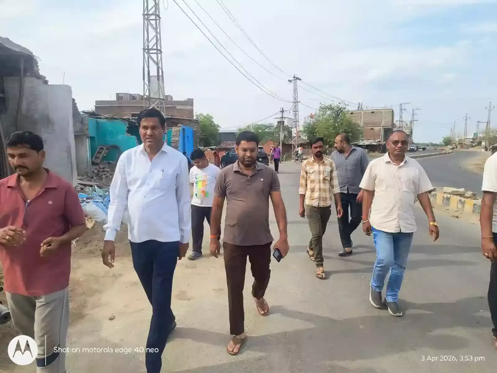 नलका ग्राम बारां में विधायक राधेश्याम बेरवा अधिकारियों के साथ विकास कार्यों का निरीक्षण और ग्रामीणों से संवाद करते हुए।